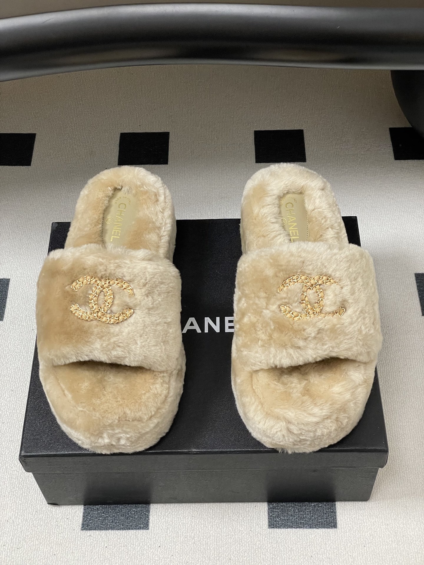 A pair of beige Chanel faux fur platform slides with gold-tone chain CC logo on the strap - Hình 5