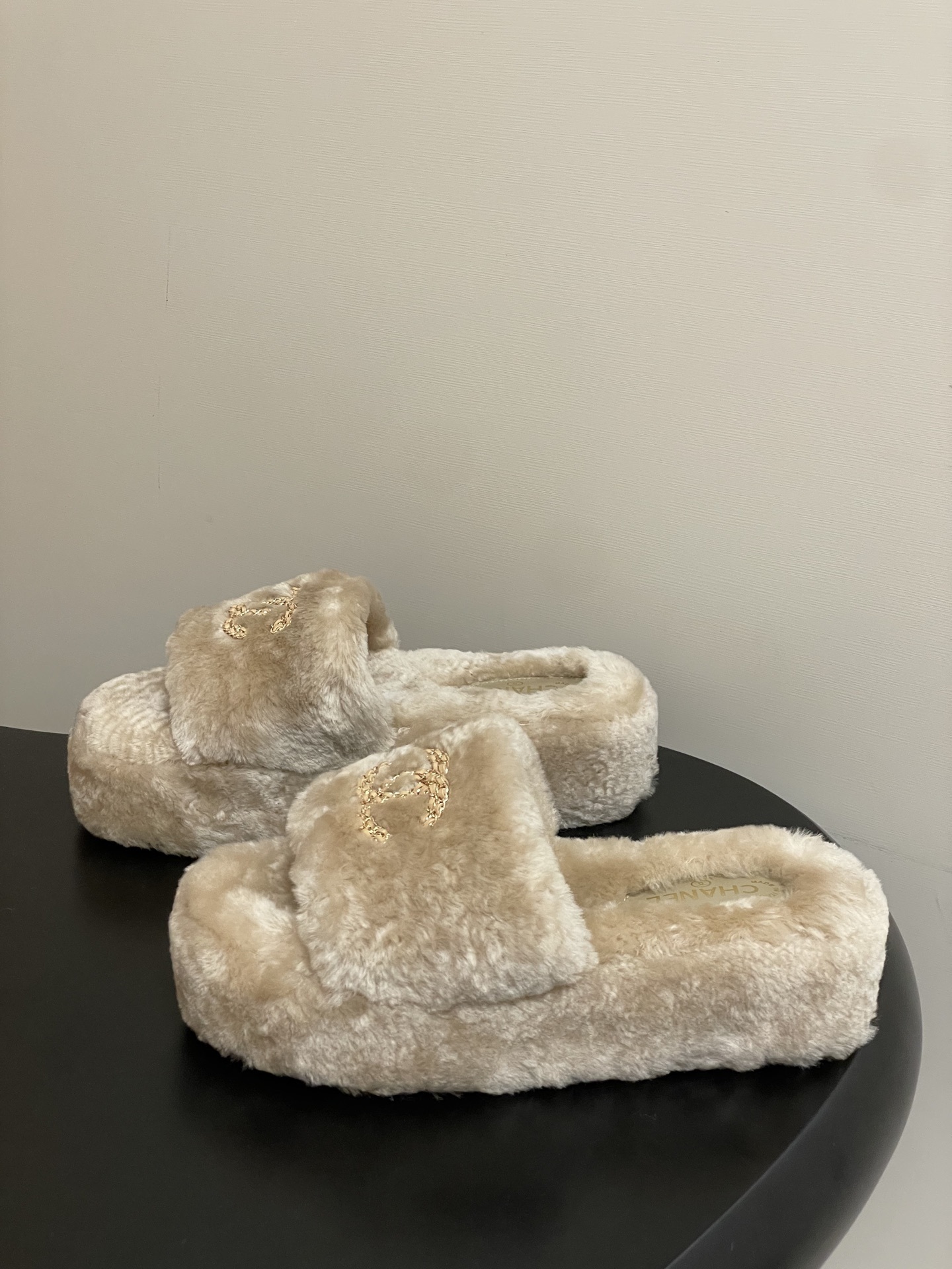 A pair of beige Chanel faux fur platform slides with gold-tone chain CC logo on the strap - Hình 3
