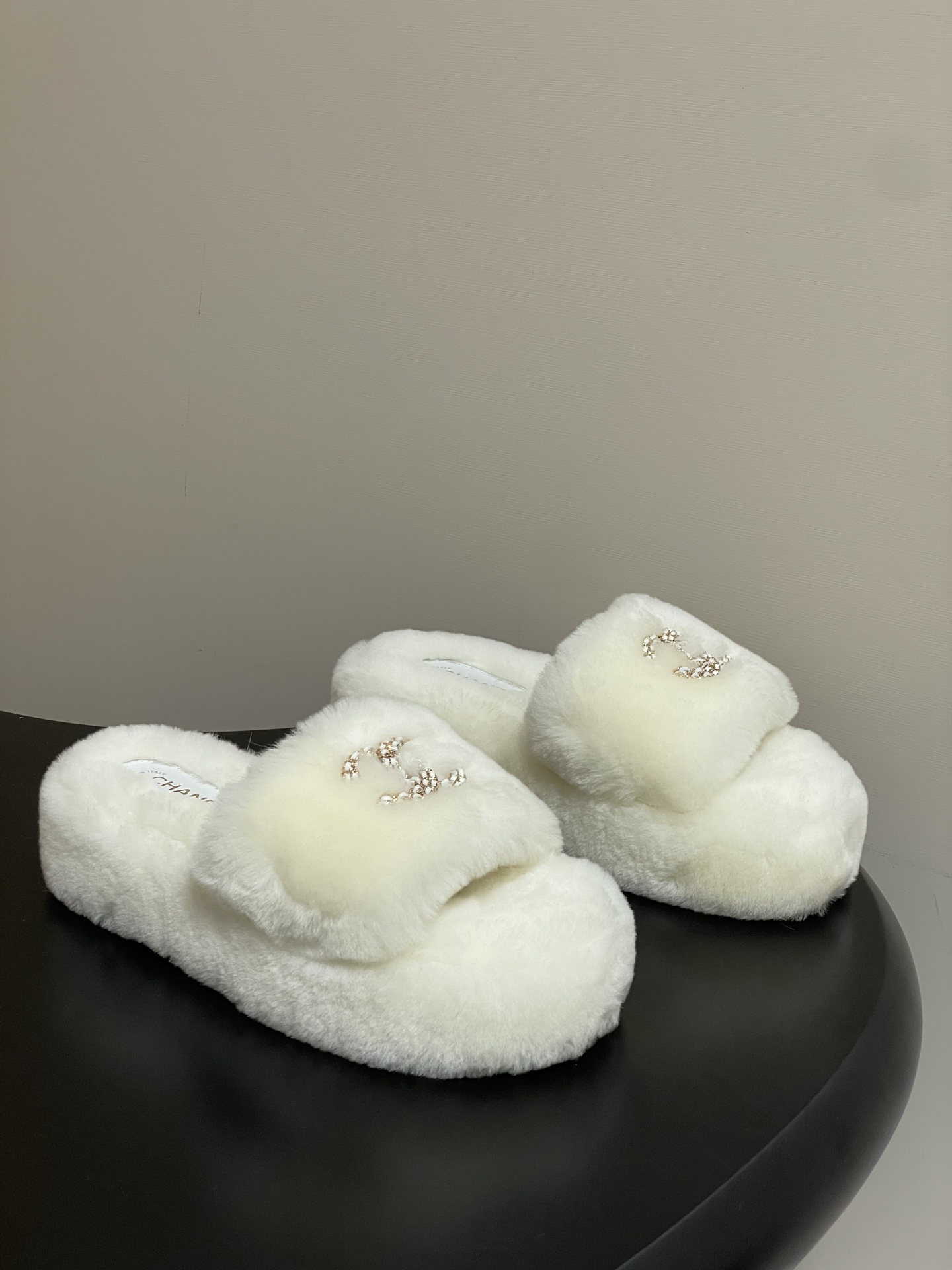 Luxury White Faux Fur Slides with Gold CC Chain Logo – Platform