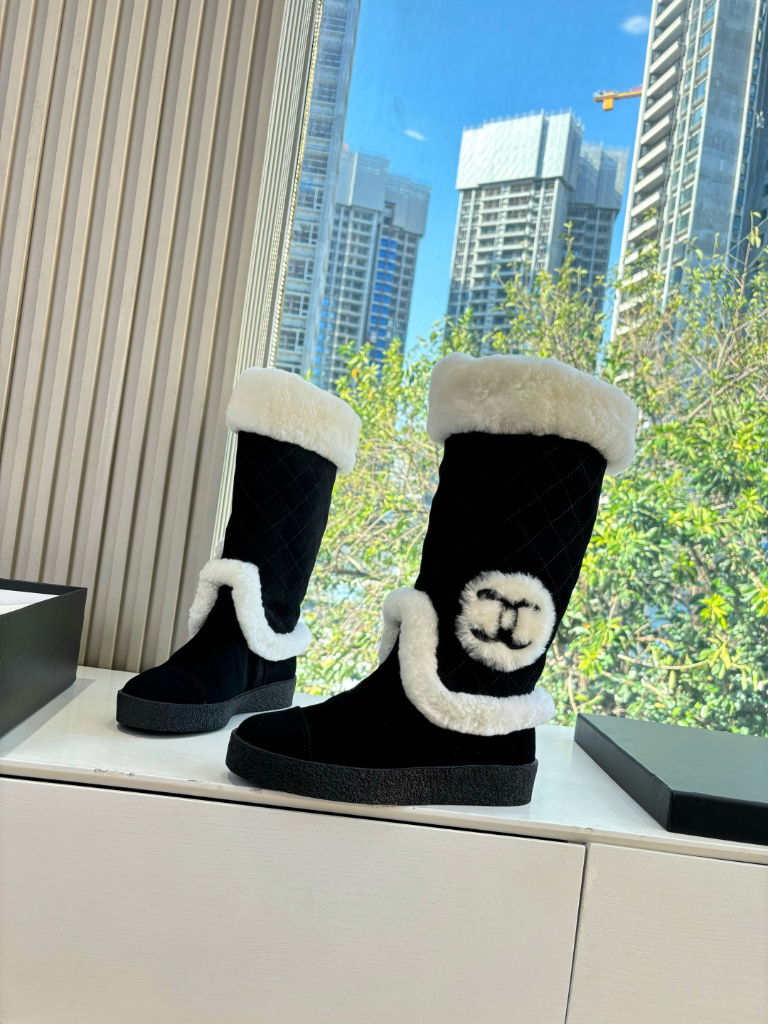 Black quilted mid-calf winter boots with white faux fur trim and a circular CC logo on the side. - Hình 2