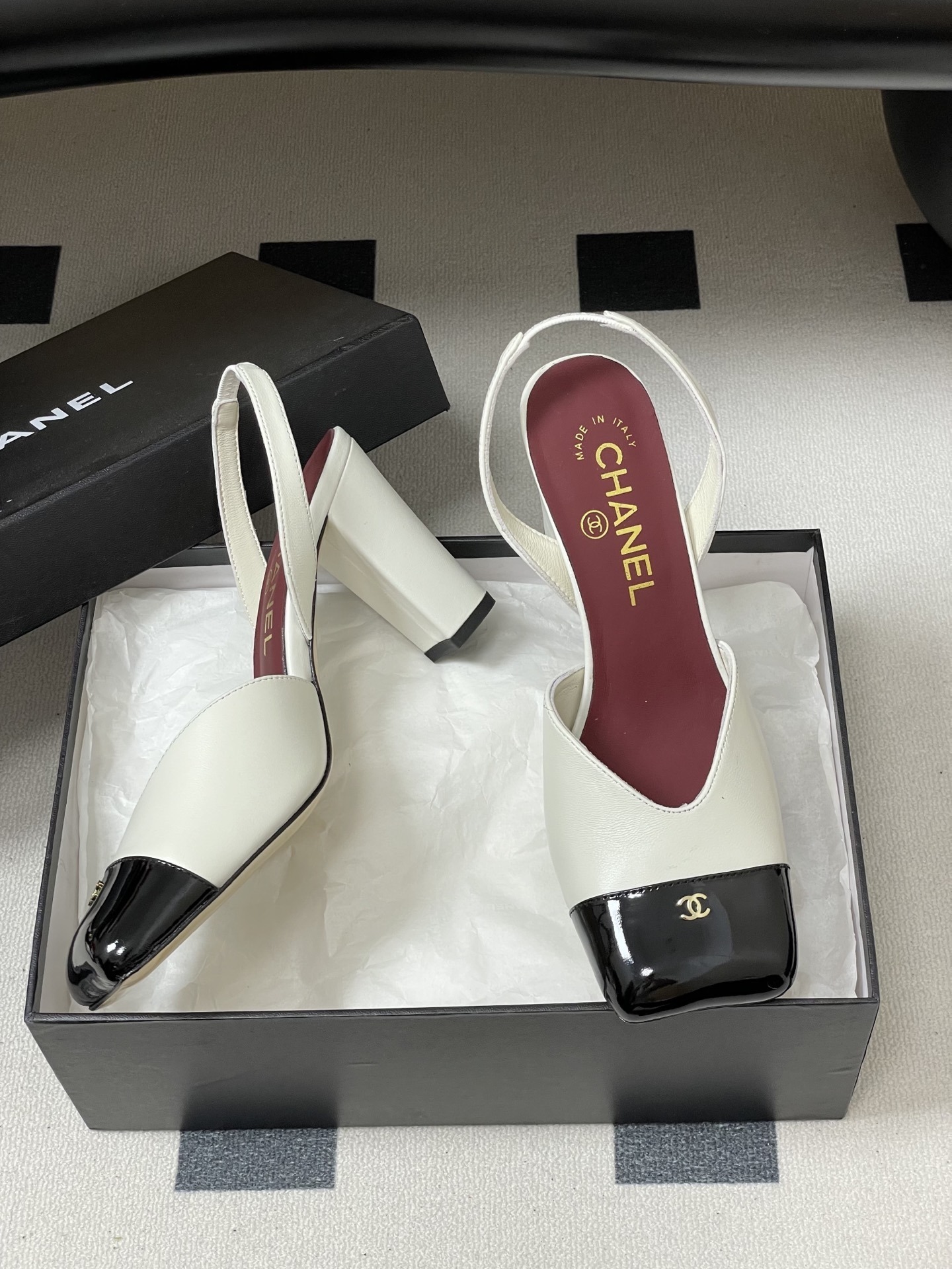 A pair of Chanel two-tone slingback pumps in white and black leather with a square toe and block heel - Hình 6