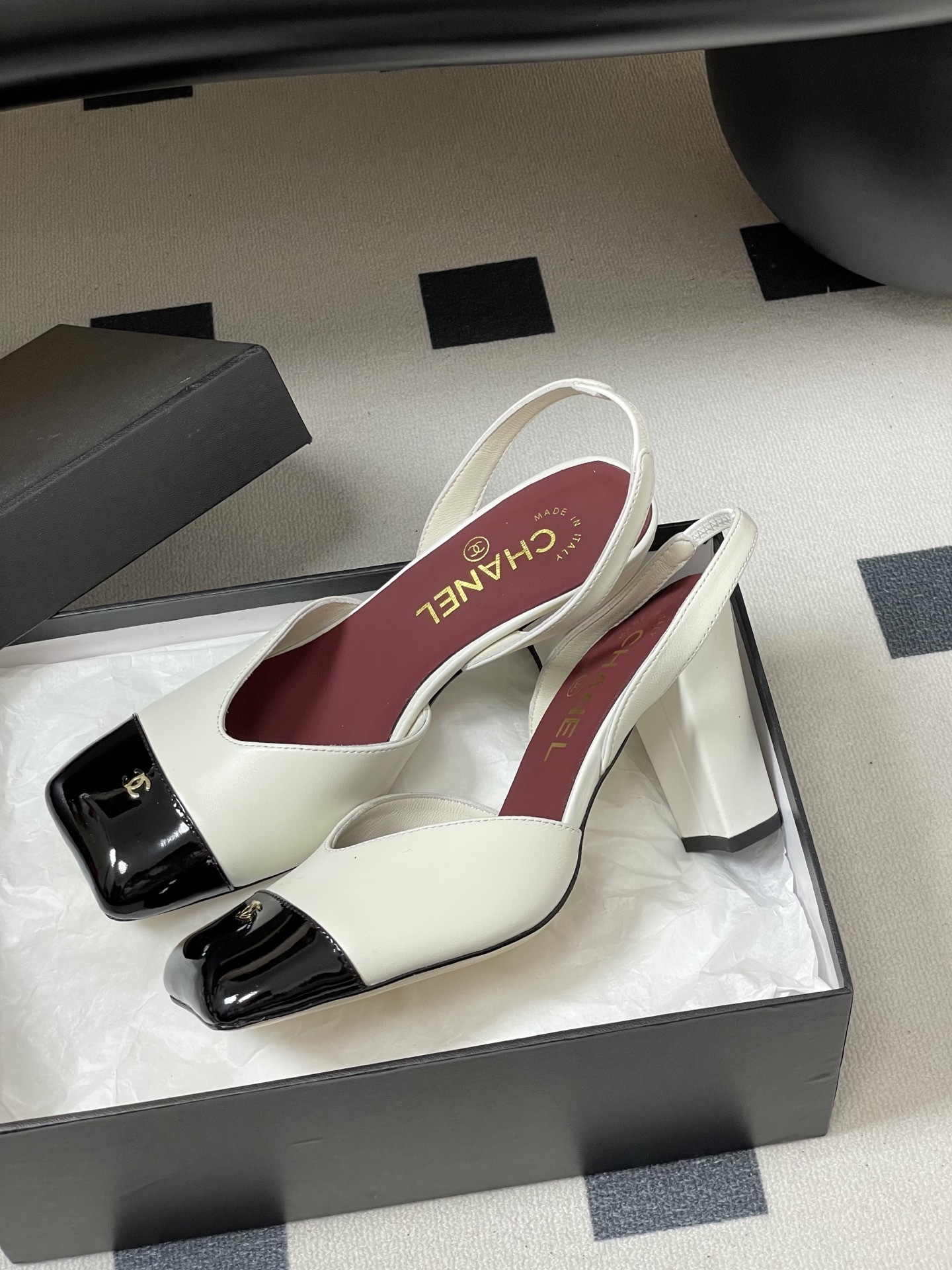A pair of Chanel two-tone slingback pumps in white and black leather with a square toe and block heel - Hình 4