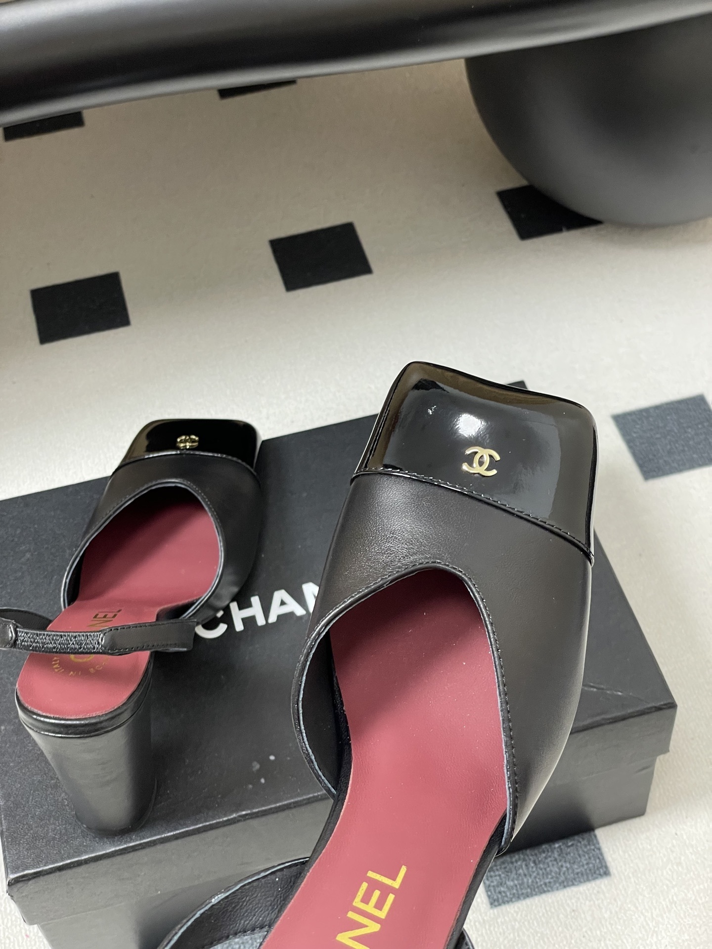 A pair of authentic Chanel black leather slingback pumps with square patent leather toes and gold CC logos - Hình 9
