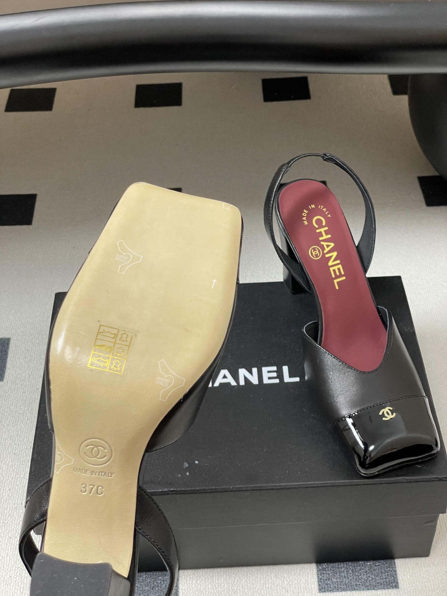A pair of authentic Chanel black leather slingback pumps with square patent leather toes and gold CC logos - Hình 8