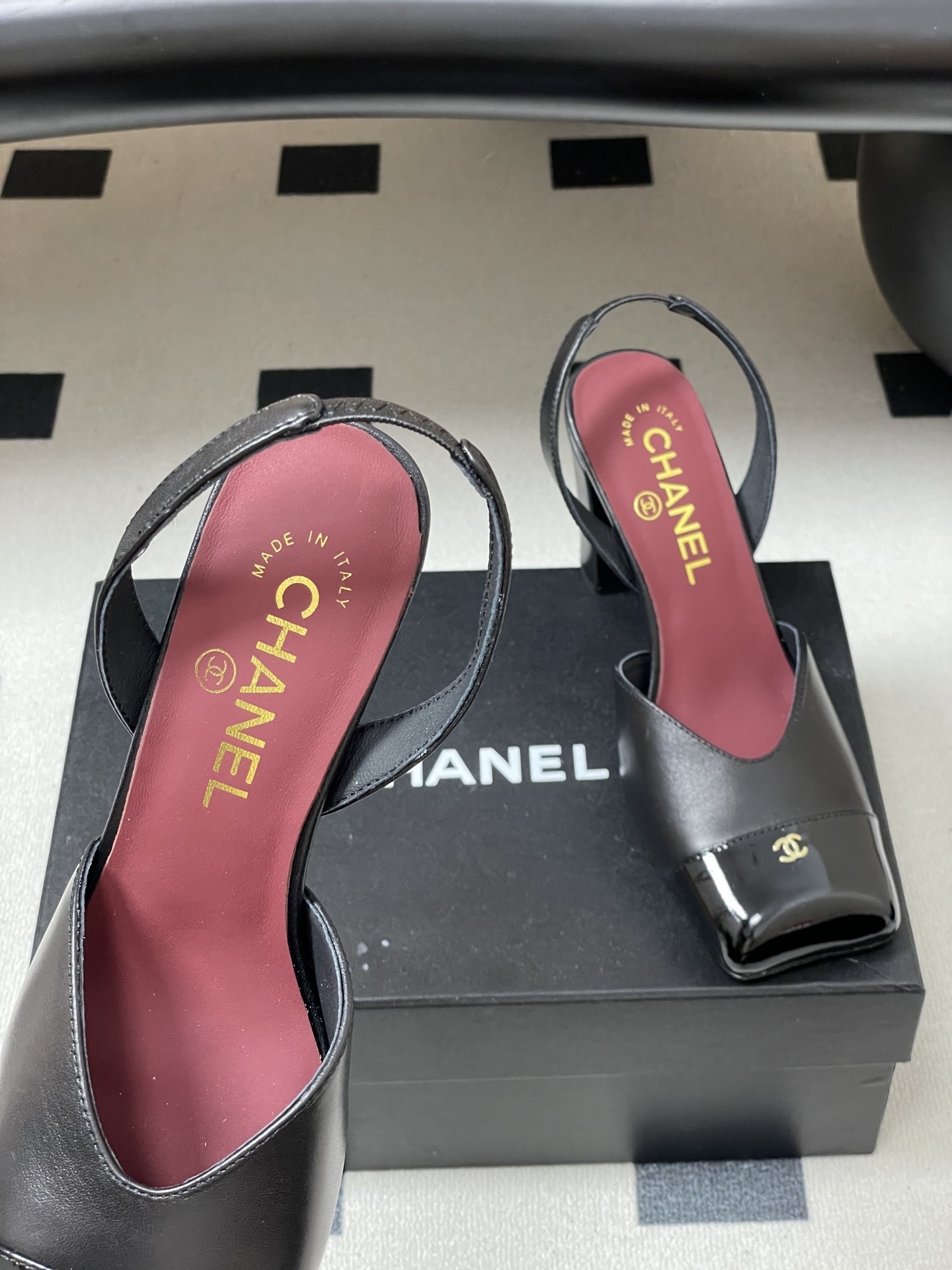 A pair of authentic Chanel black leather slingback pumps with square patent leather toes and gold CC logos - Hình 7