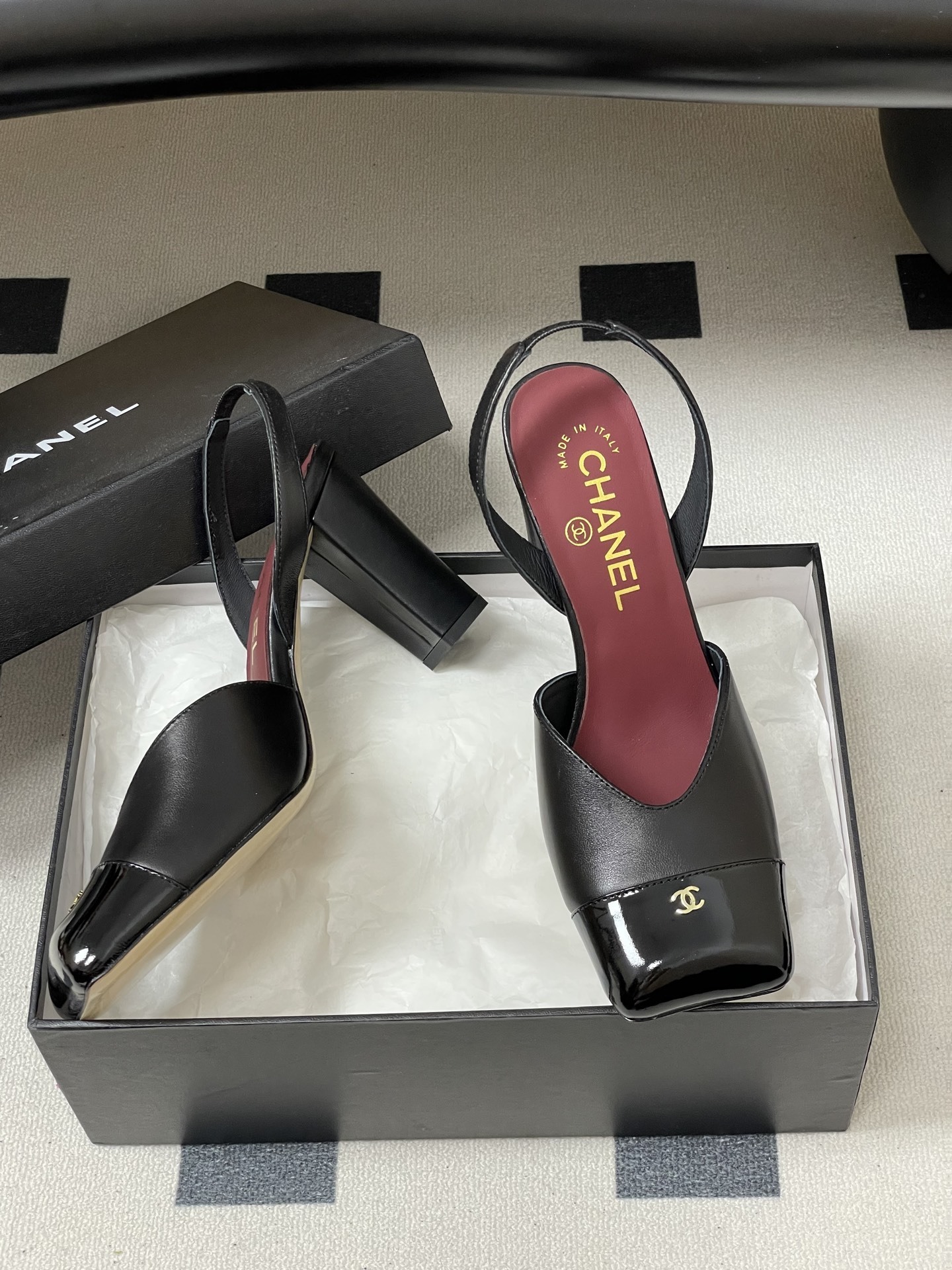 A pair of authentic Chanel black leather slingback pumps with square patent leather toes and gold CC logos - Hình 6