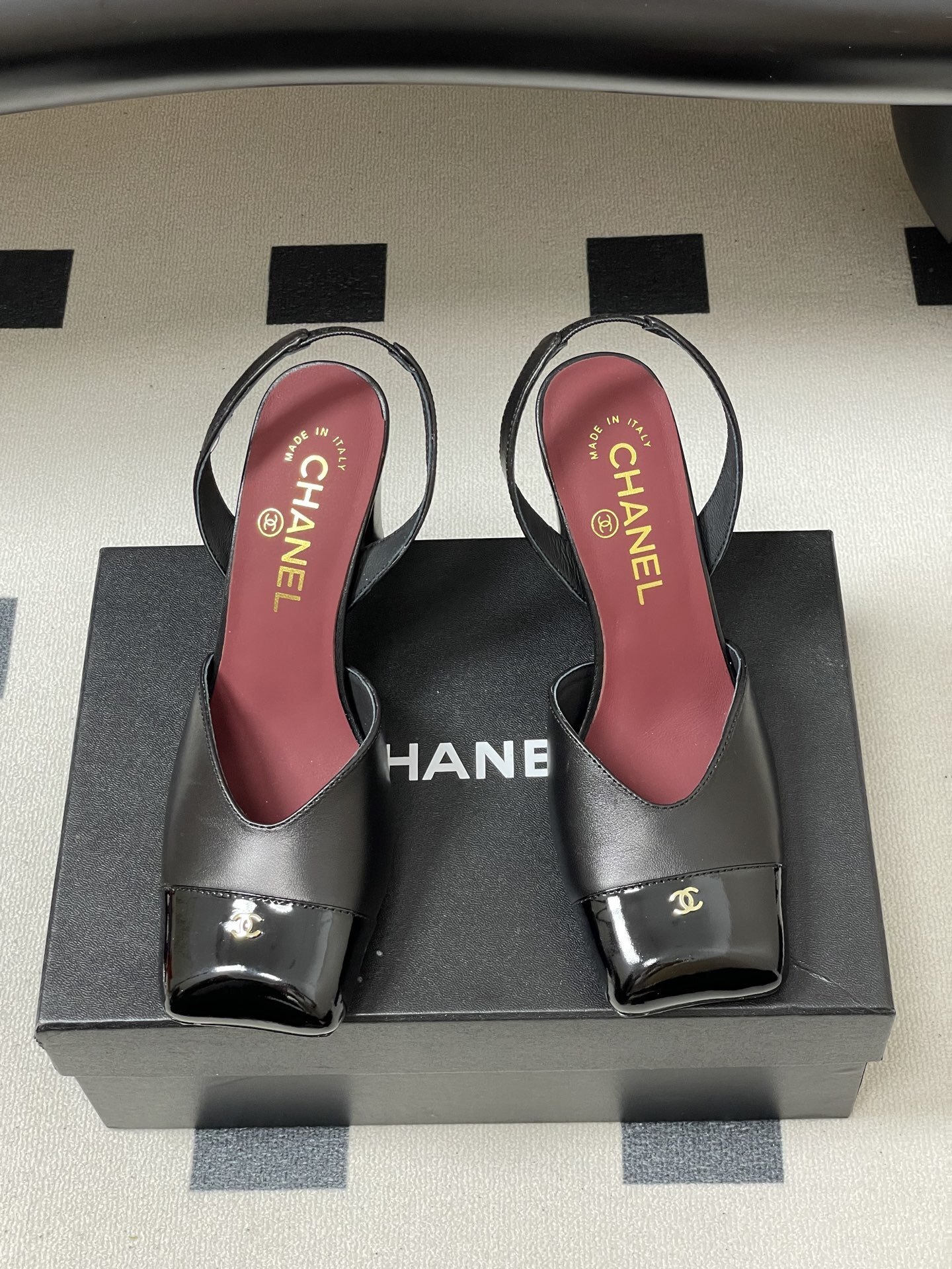 A pair of authentic Chanel black leather slingback pumps with square patent leather toes and gold CC logos - Hình 5