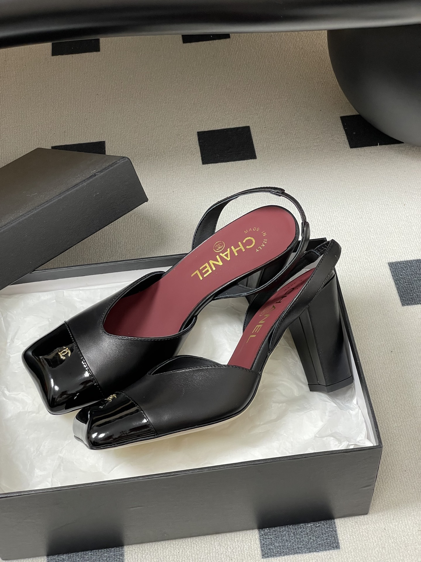 A pair of authentic Chanel black leather slingback pumps with square patent leather toes and gold CC logos - Hình 4