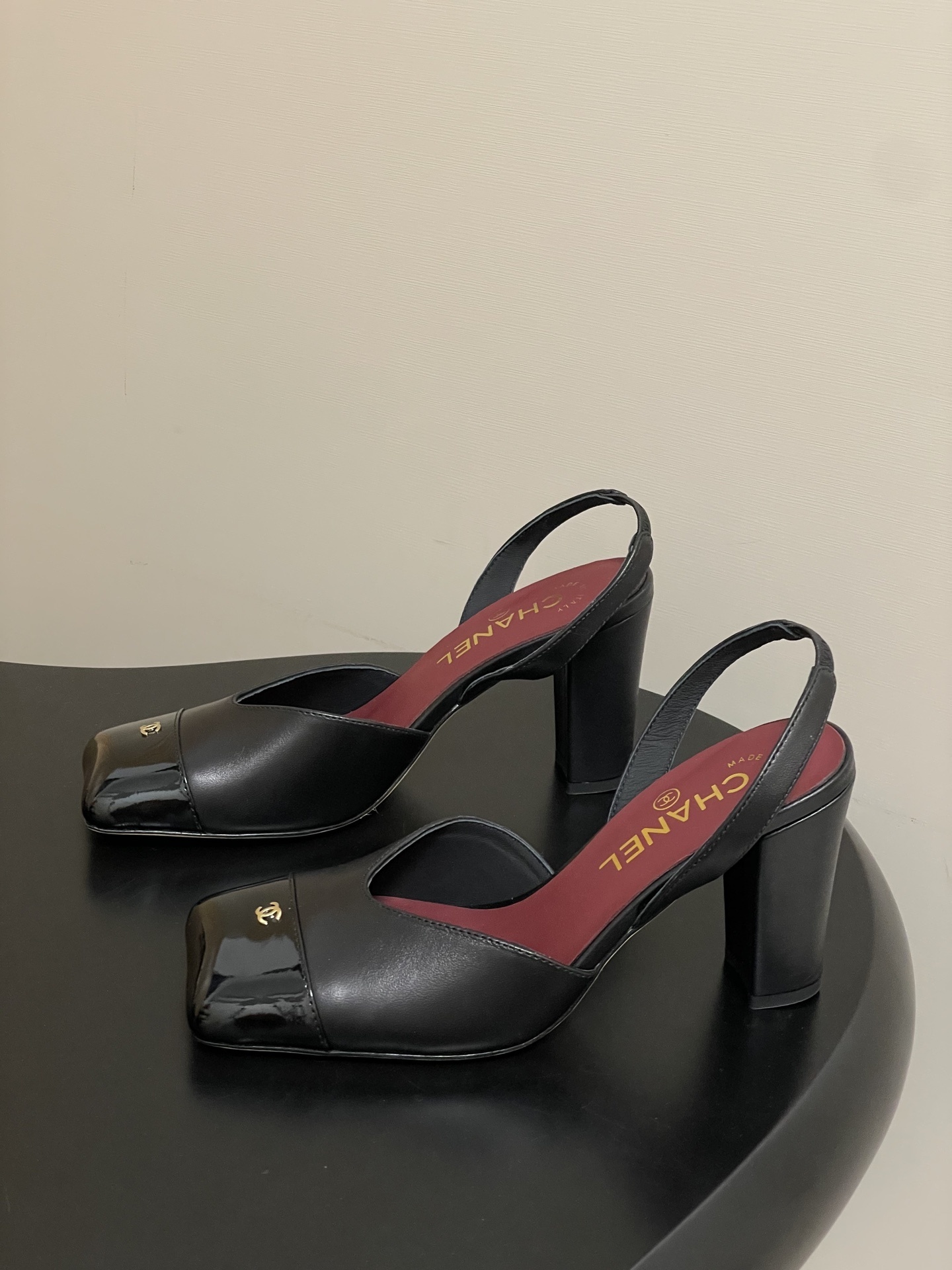 A pair of authentic Chanel black leather slingback pumps with square patent leather toes and gold CC logos - Hình 3