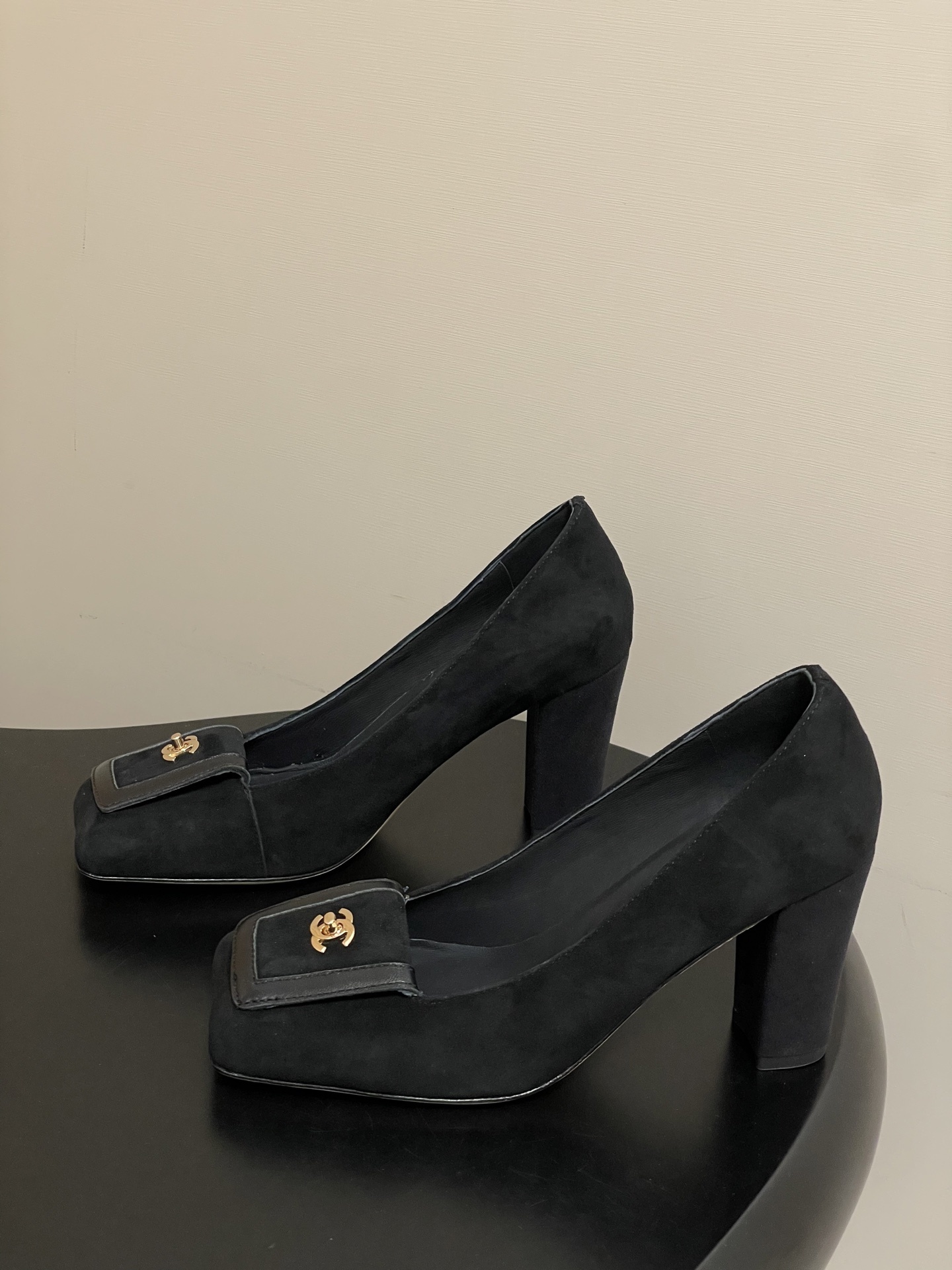 A pair of luxury Chanel black suede square-toe pumps featuring gold CC logo buckles and block heels. - Hình 3