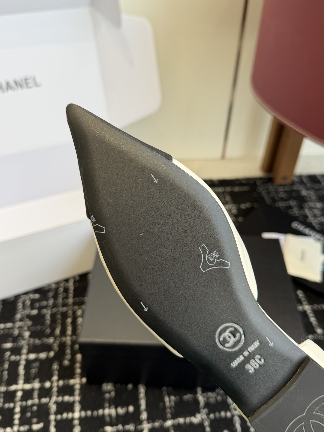 Chanel two-tone cream and black pointed-toe flats with double-strand pearl ankle straps and a black camellia flower detail. - Hình 9