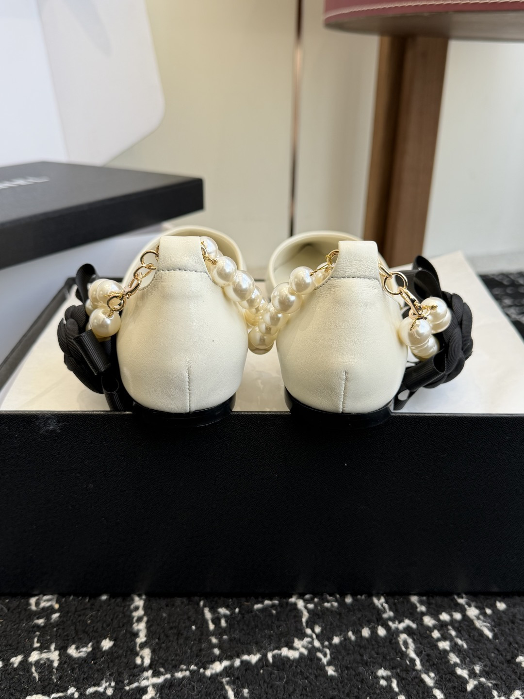 Chanel two-tone cream and black pointed-toe flats with double-strand pearl ankle straps and a black camellia flower detail. - Hình 8