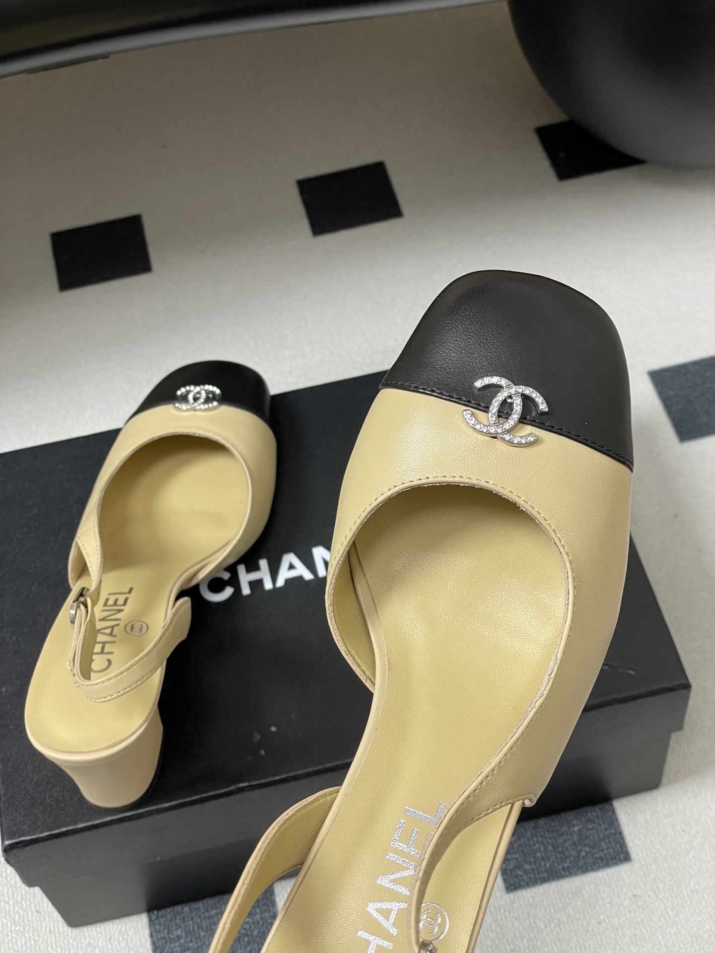 A pair of Chanel two-tone beige and black leather slingback pumps with crystal CC logo on the toe cap - Hình 9
