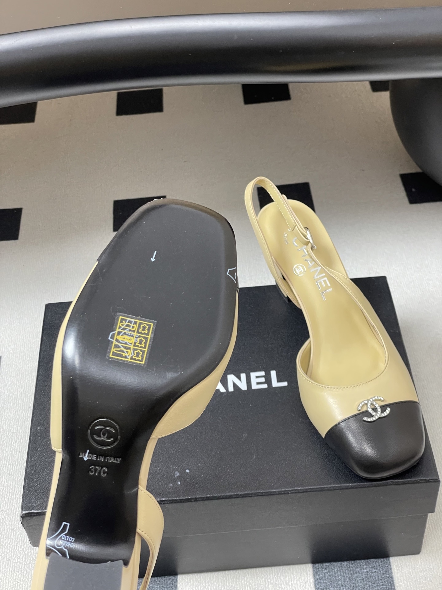 A pair of Chanel two-tone beige and black leather slingback pumps with crystal CC logo on the toe cap - Hình 8