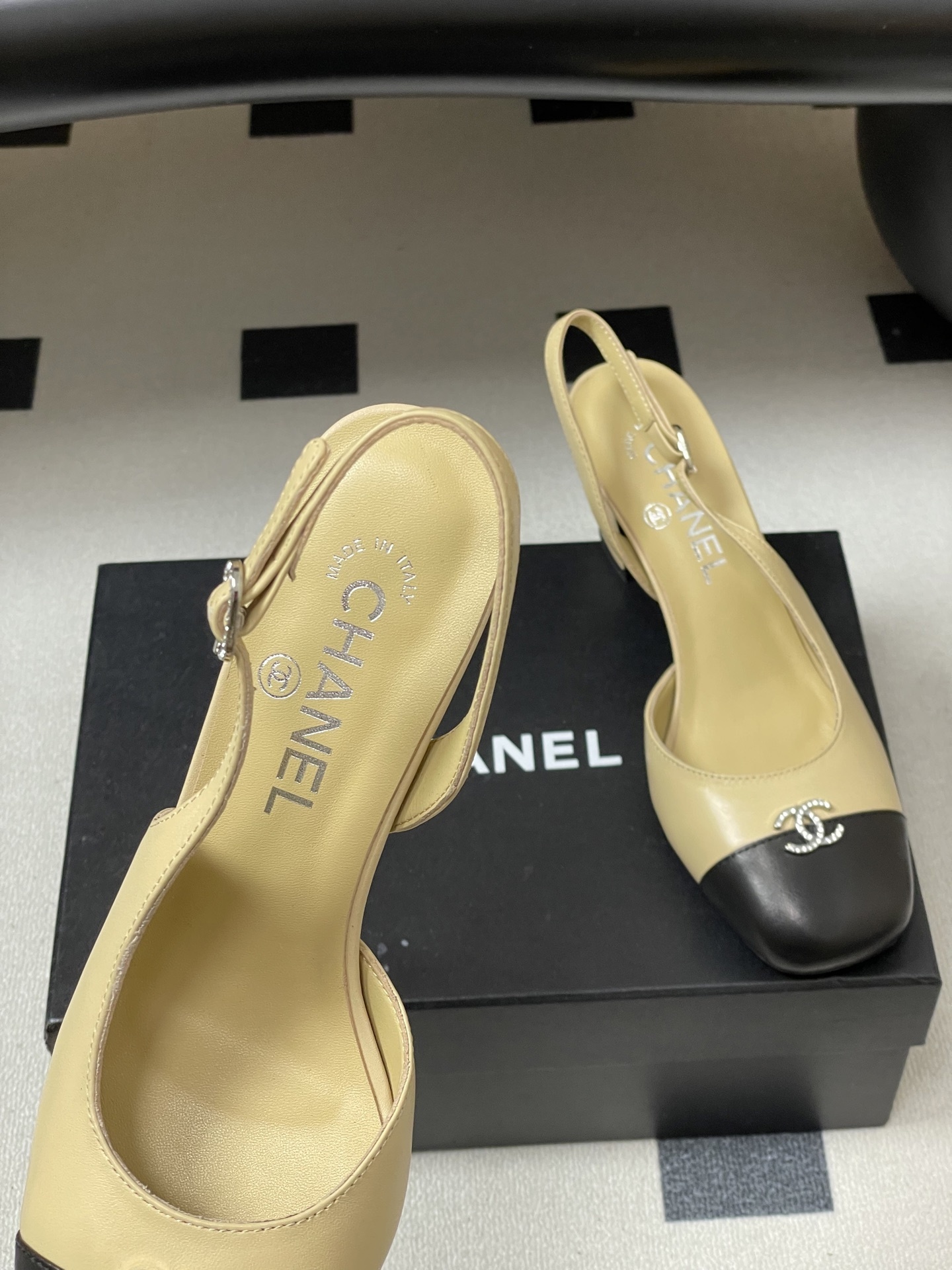 A pair of Chanel two-tone beige and black leather slingback pumps with crystal CC logo on the toe cap - Hình 7