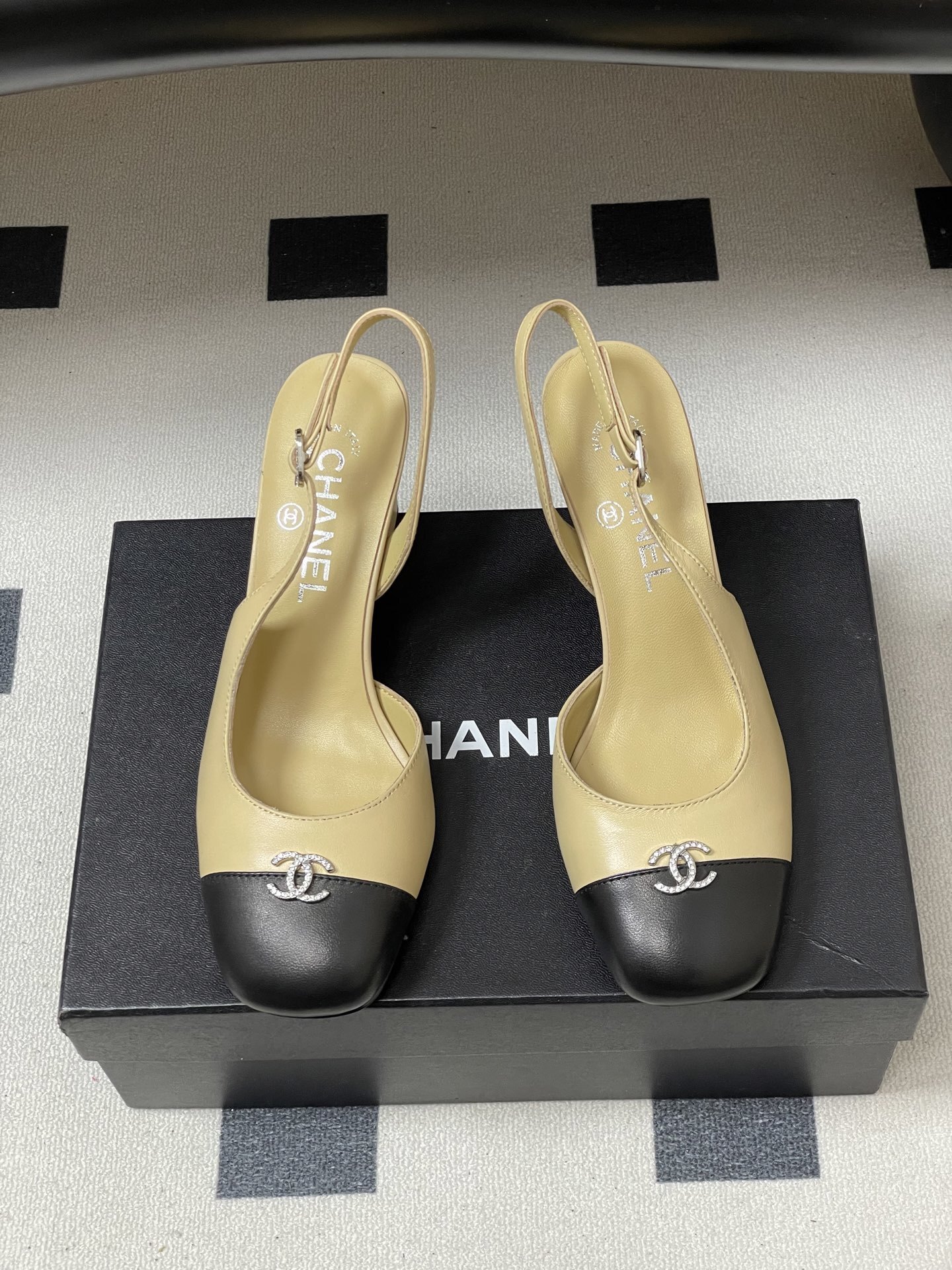 A pair of Chanel two-tone beige and black leather slingback pumps with crystal CC logo on the toe cap - Hình 5