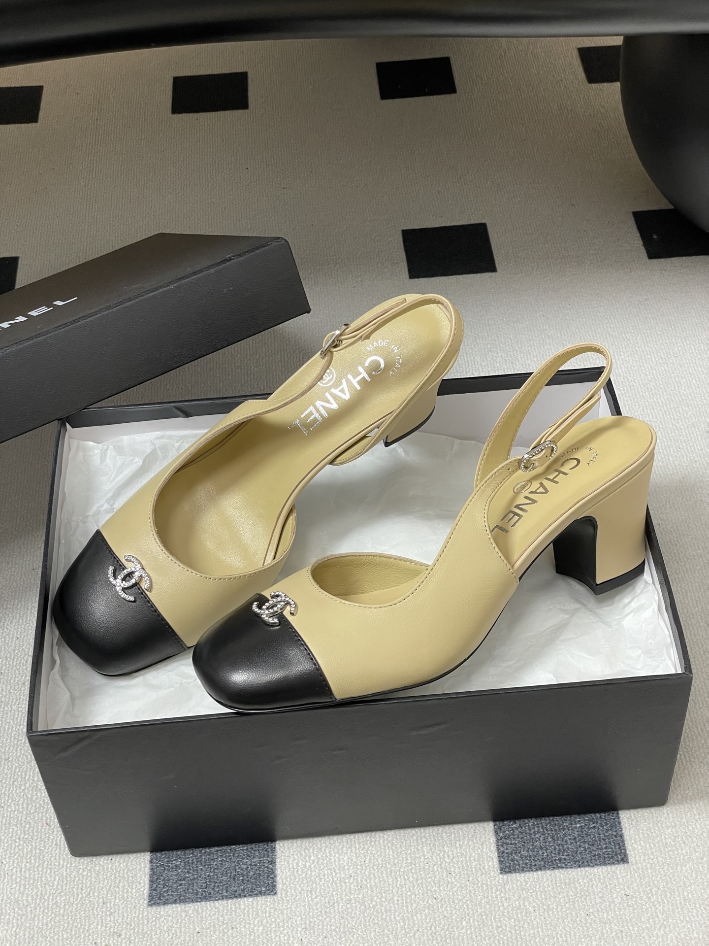 A pair of Chanel two-tone beige and black leather slingback pumps with crystal CC logo on the toe cap - Hình 4