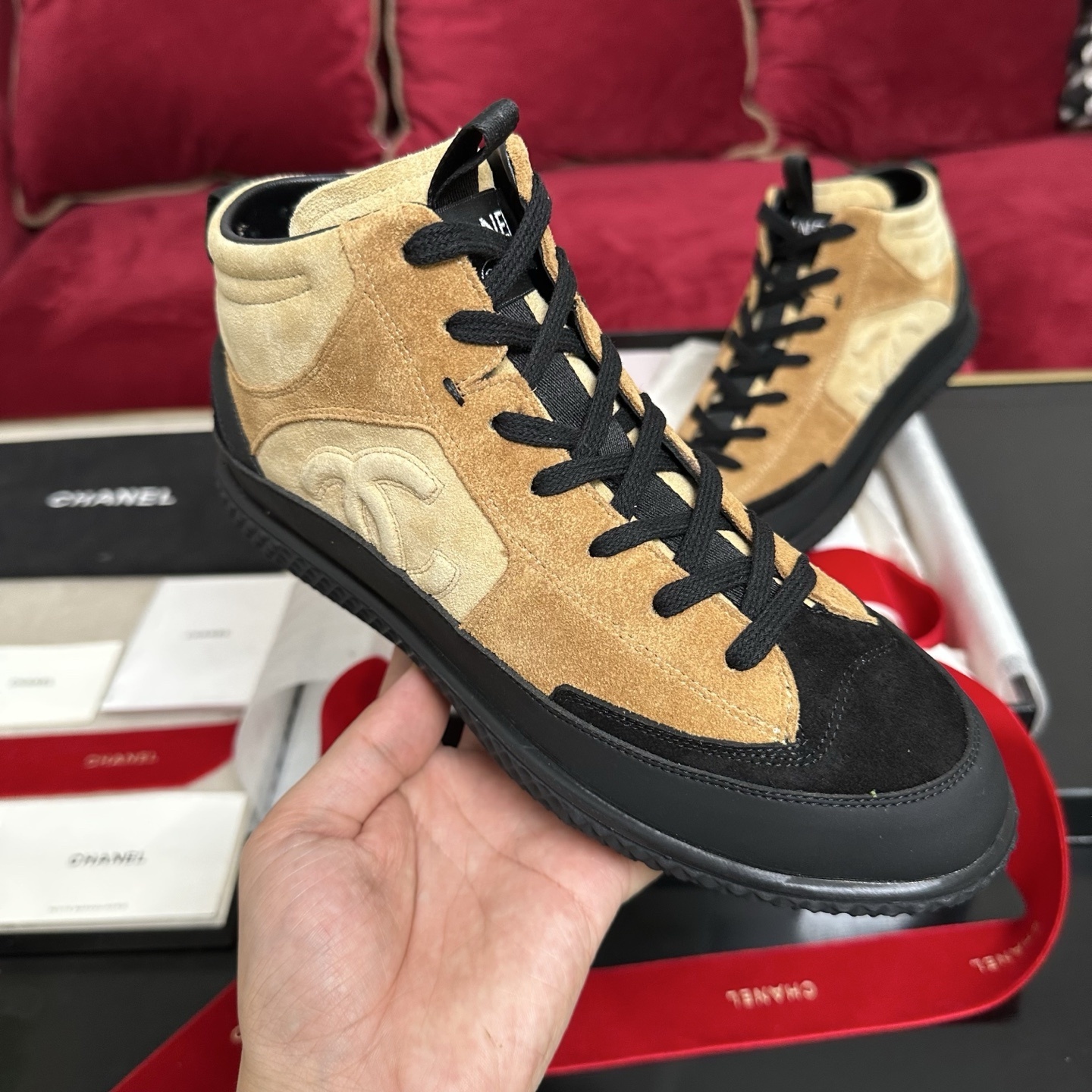 Chanel high-top sneakers in tan suede and black rubber with original packaging and red ribbons - Hình 4