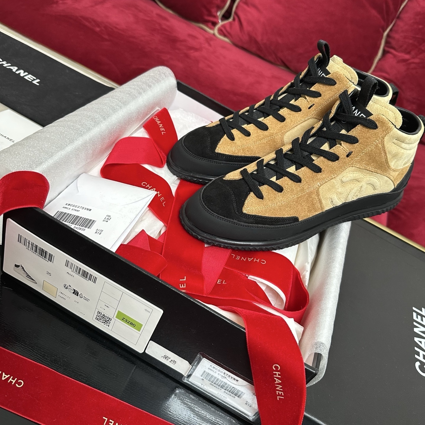 Chanel high-top sneakers in tan suede and black rubber with original packaging and red ribbons - Hình 2