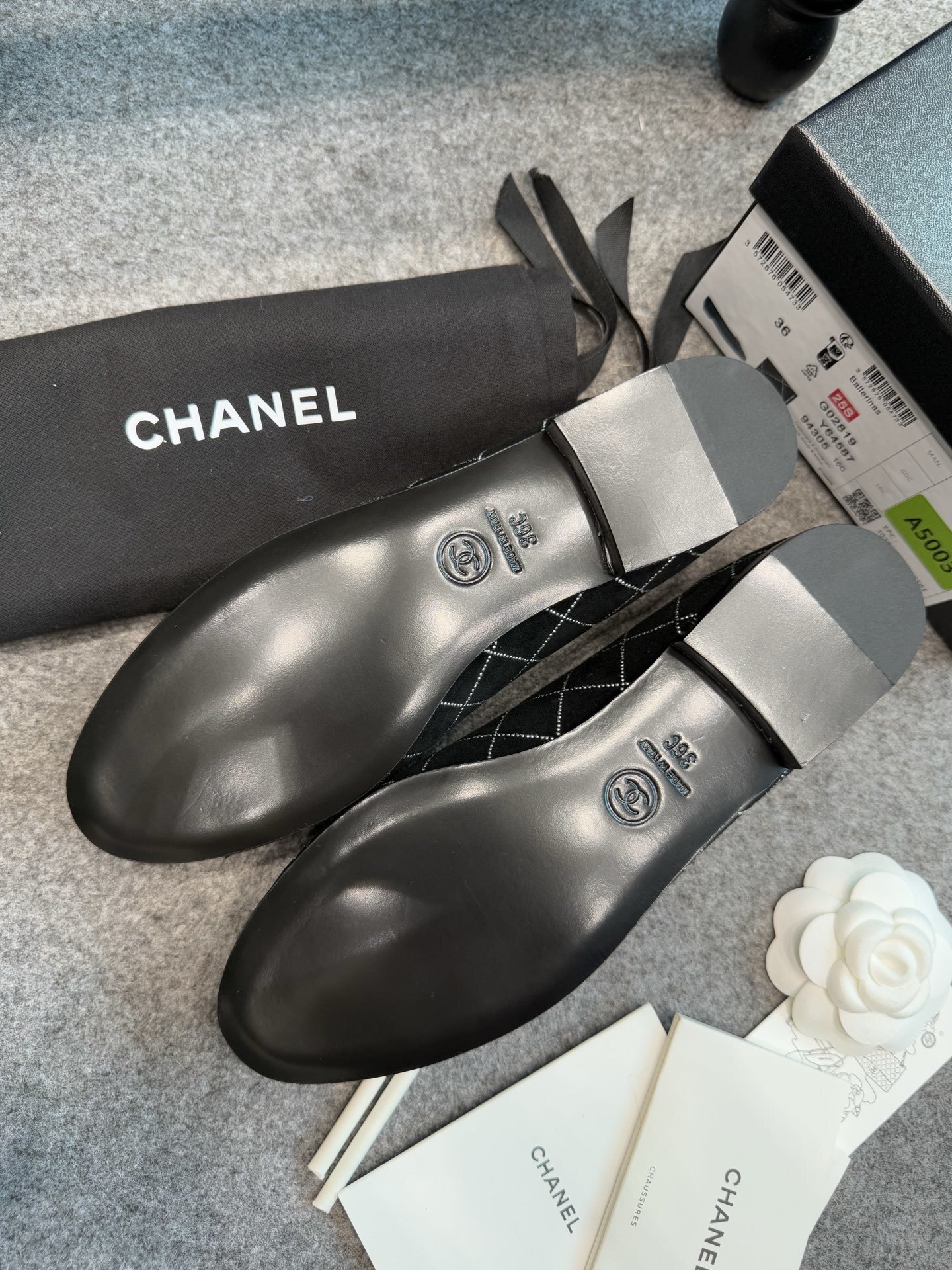 Top view of a pair of black Chanel quilted suede ballerina flats with silver stitching and grosgrain cap toe featuring the CC logo - Hình 10