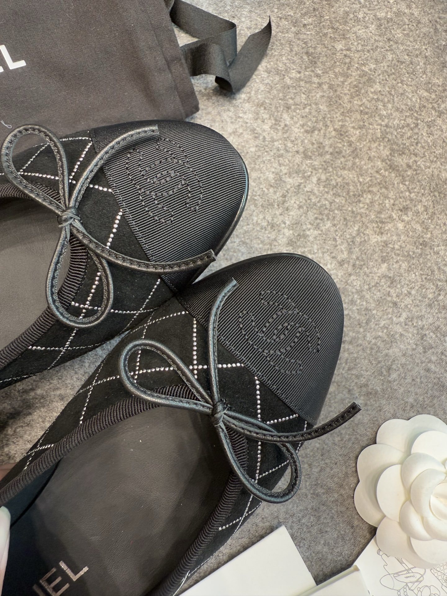 Top view of a pair of black Chanel quilted suede ballerina flats with silver stitching and grosgrain cap toe featuring the CC logo - Hình 8