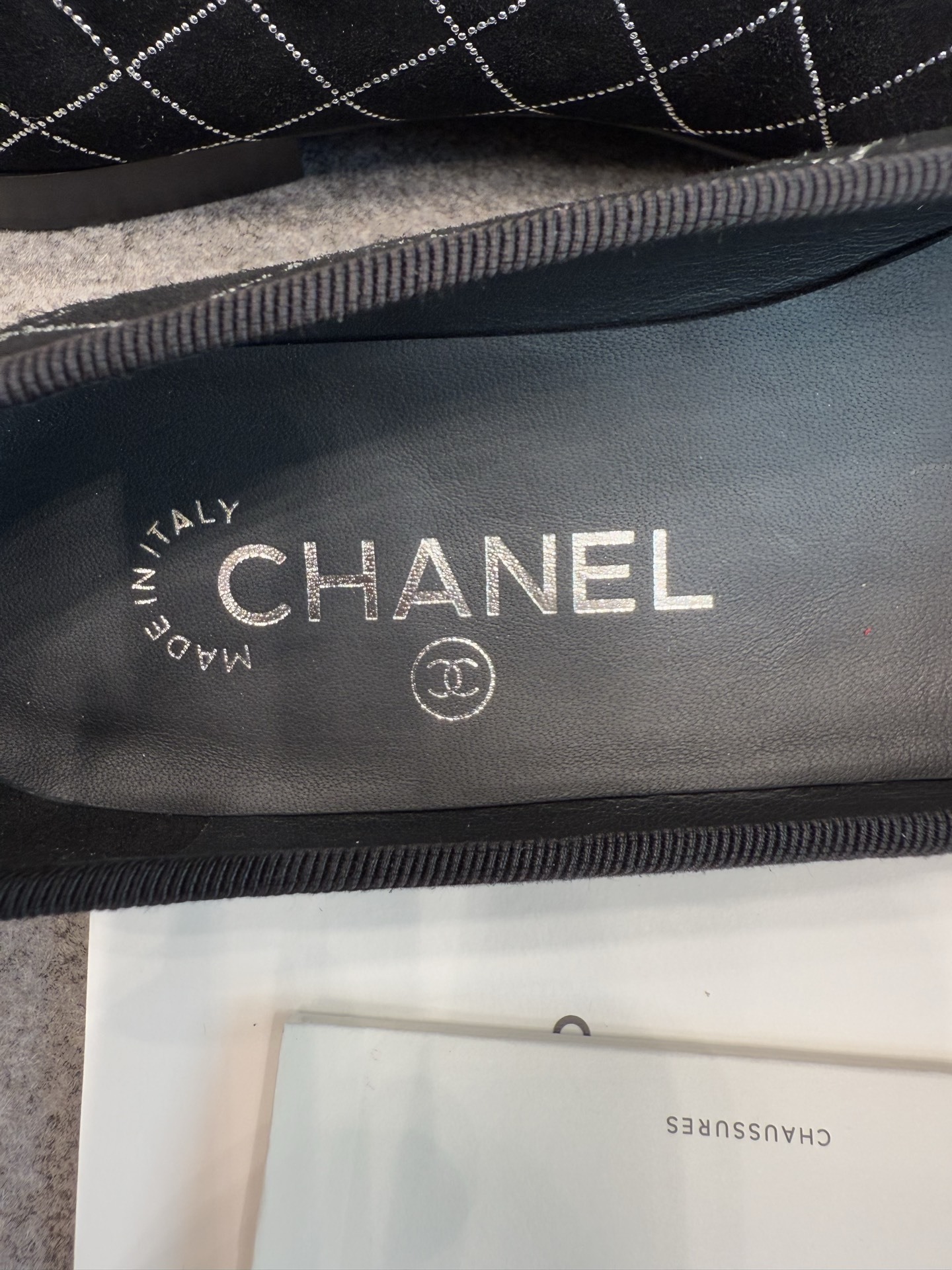 Top view of a pair of black Chanel quilted suede ballerina flats with silver stitching and grosgrain cap toe featuring the CC logo - Hình 7