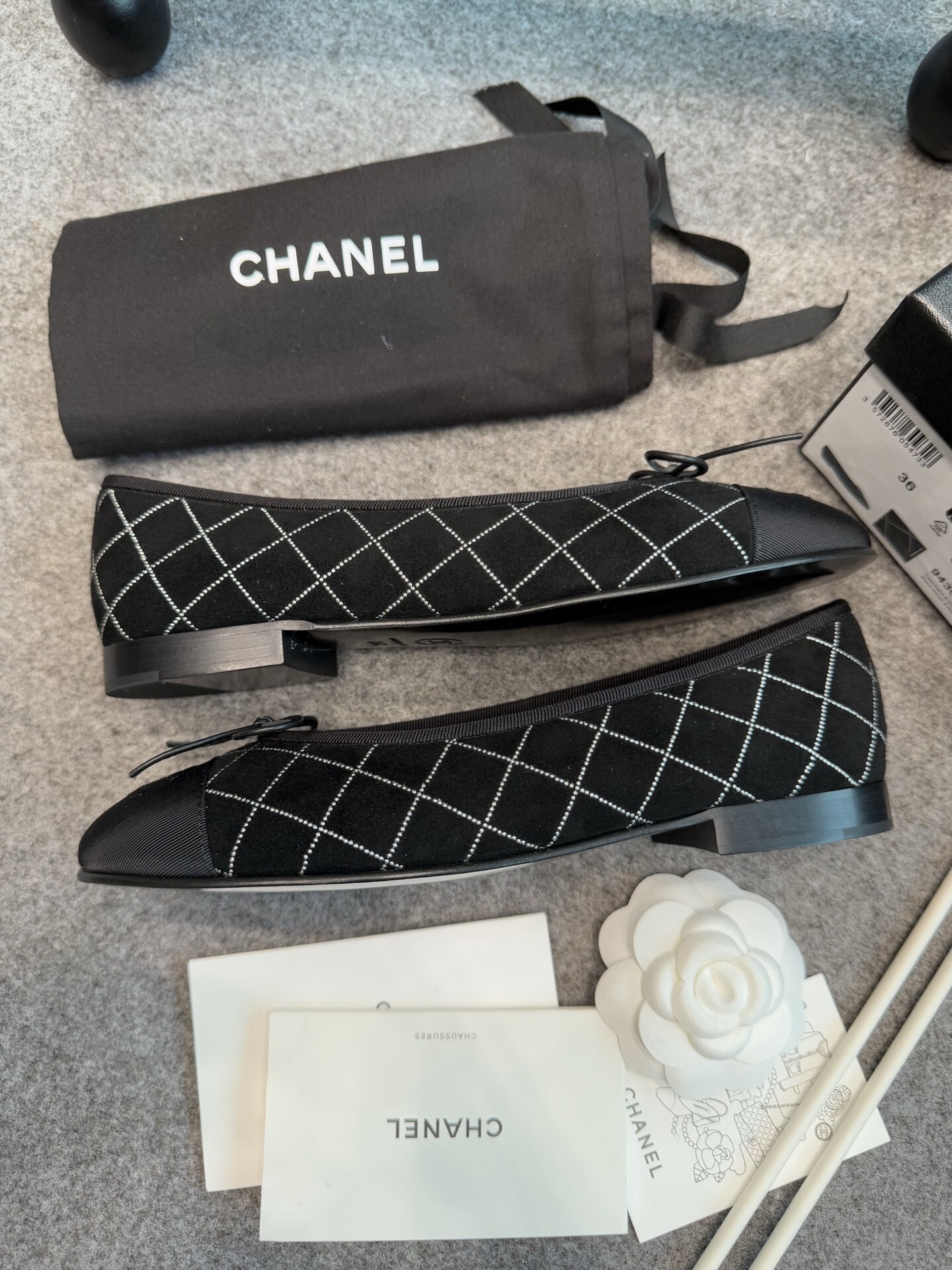 Top view of a pair of black Chanel quilted suede ballerina flats with silver stitching and grosgrain cap toe featuring the CC logo - Hình 6