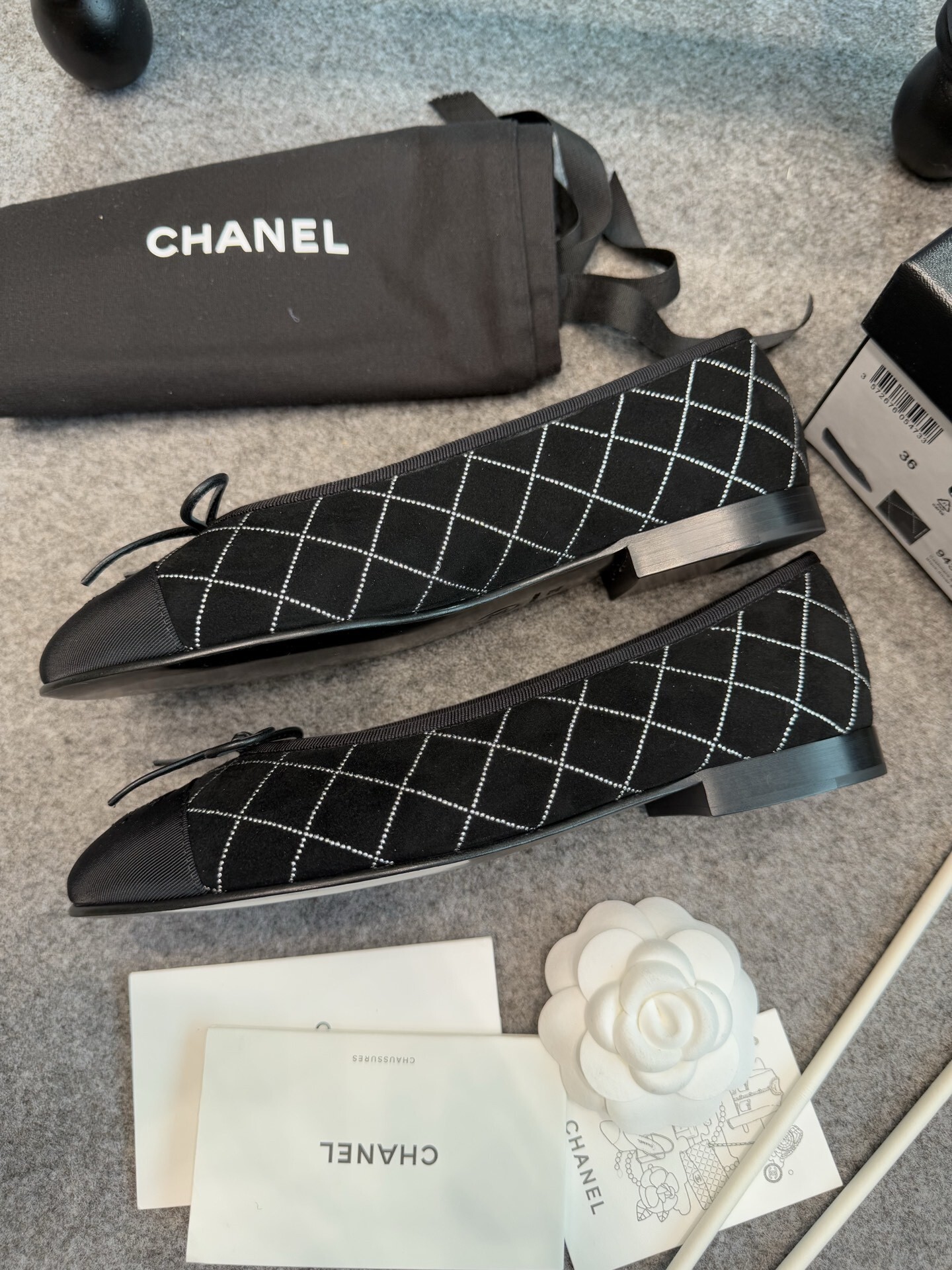 Top view of a pair of black Chanel quilted suede ballerina flats with silver stitching and grosgrain cap toe featuring the CC logo - Hình 5