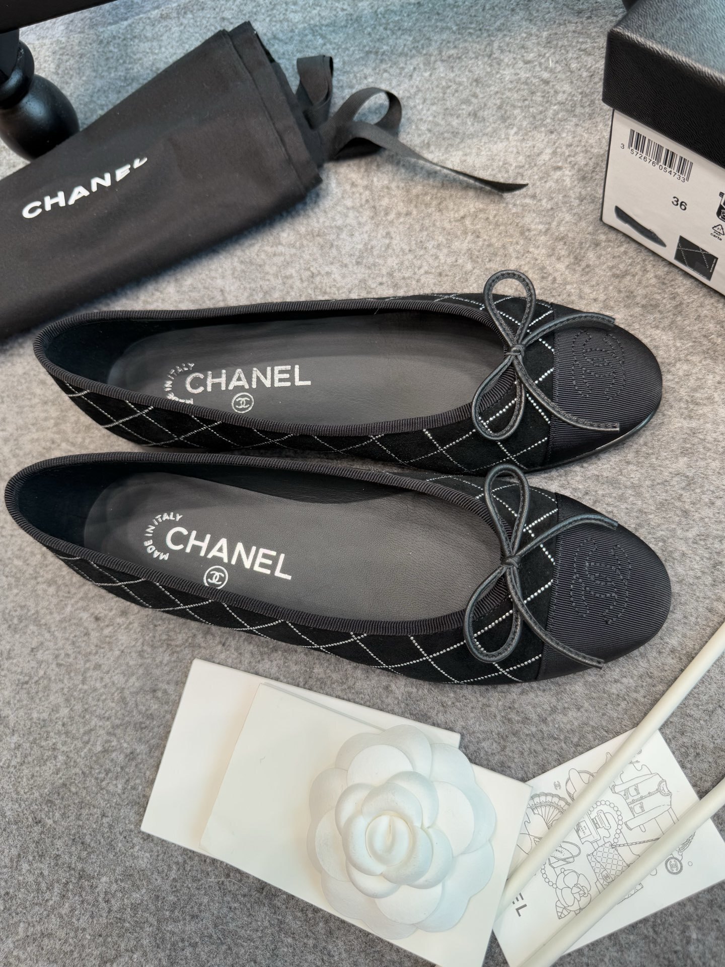 Top view of a pair of black Chanel quilted suede ballerina flats with silver stitching and grosgrain cap toe featuring the CC logo - Hình 4