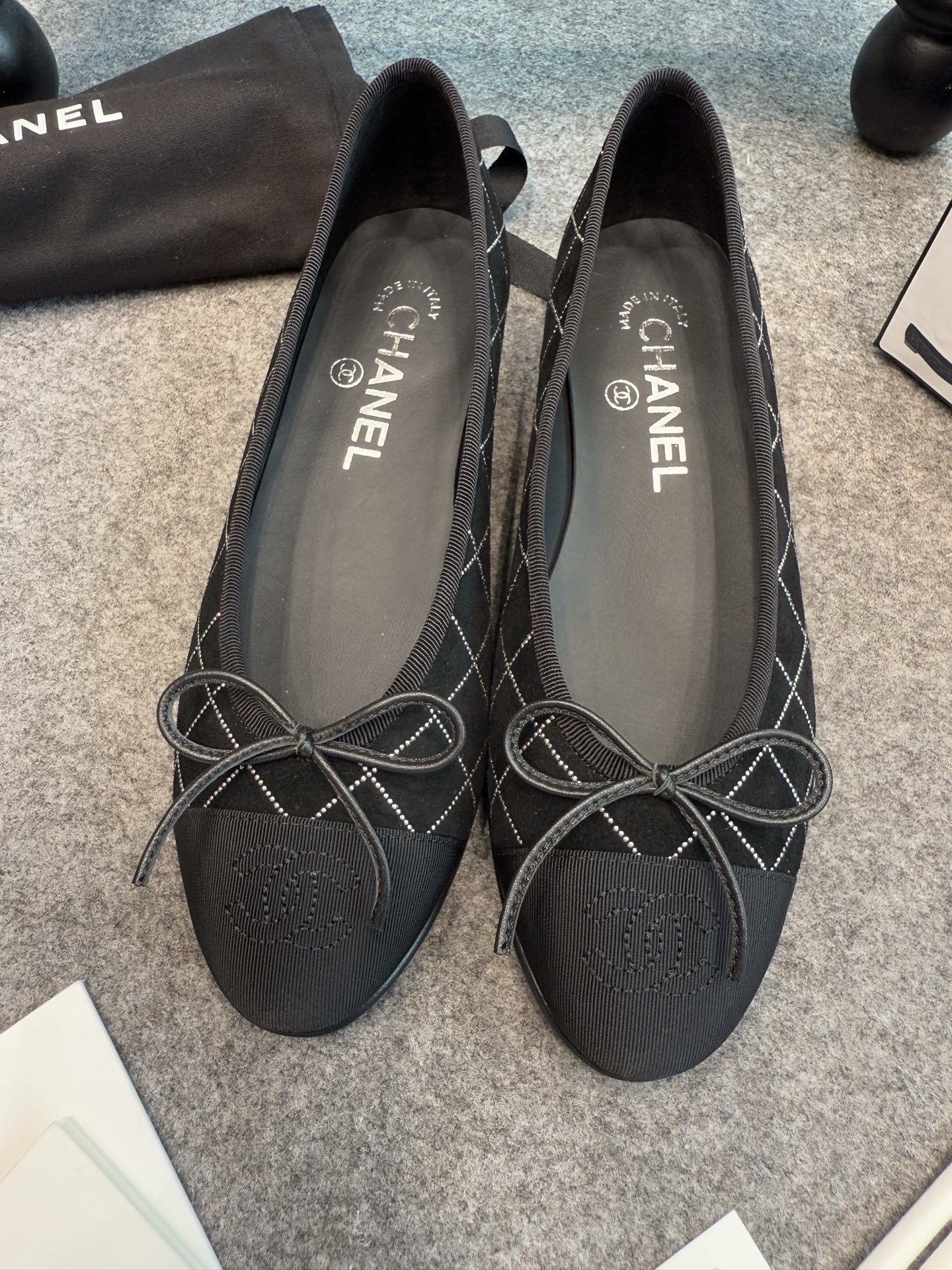 Top view of a pair of black Chanel quilted suede ballerina flats with silver stitching and grosgrain cap toe featuring the CC logo - Hình 3