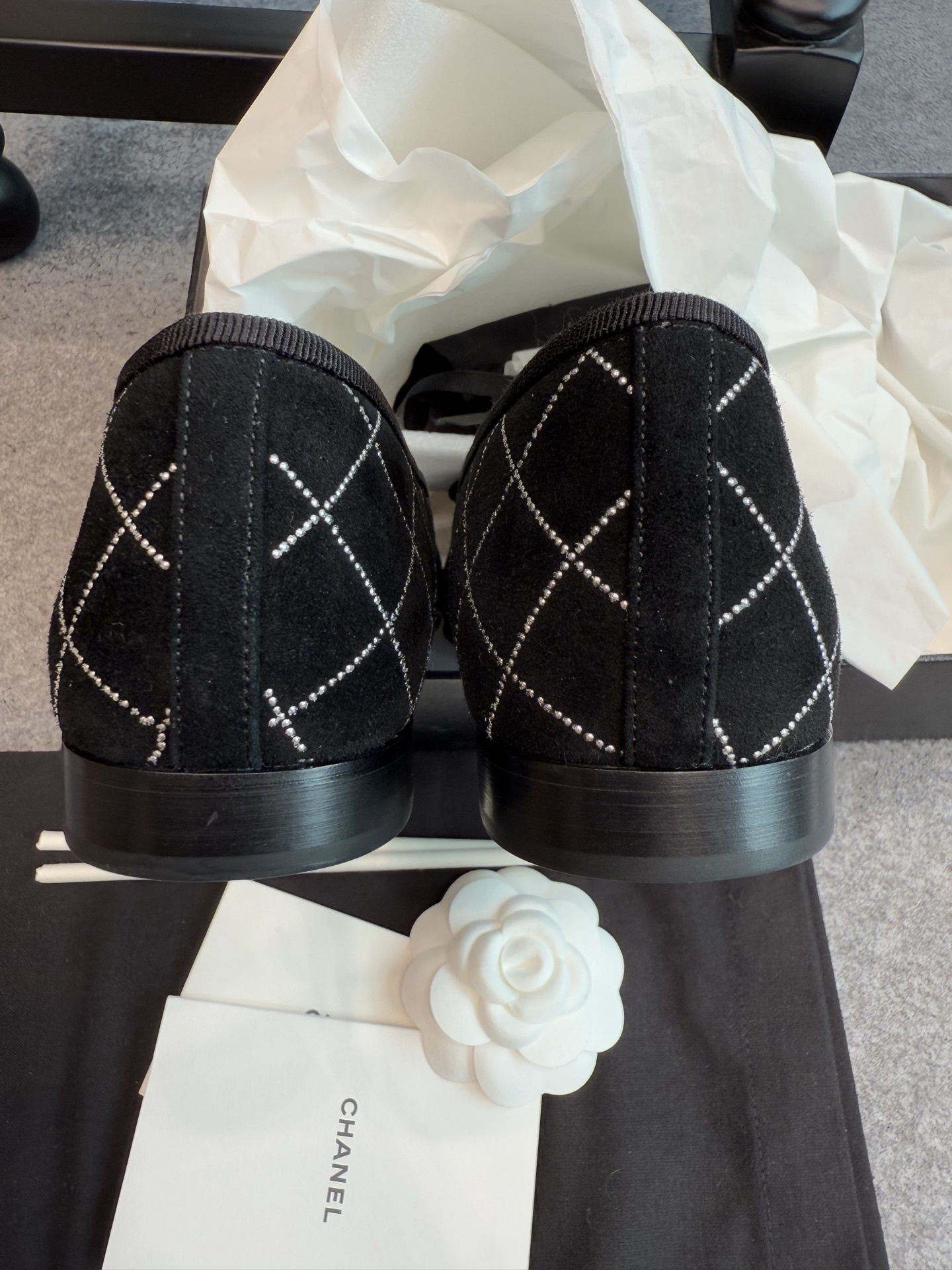 Top view of a pair of black Chanel quilted suede ballerina flats with silver stitching and grosgrain cap toe featuring the CC logo - Hình 2