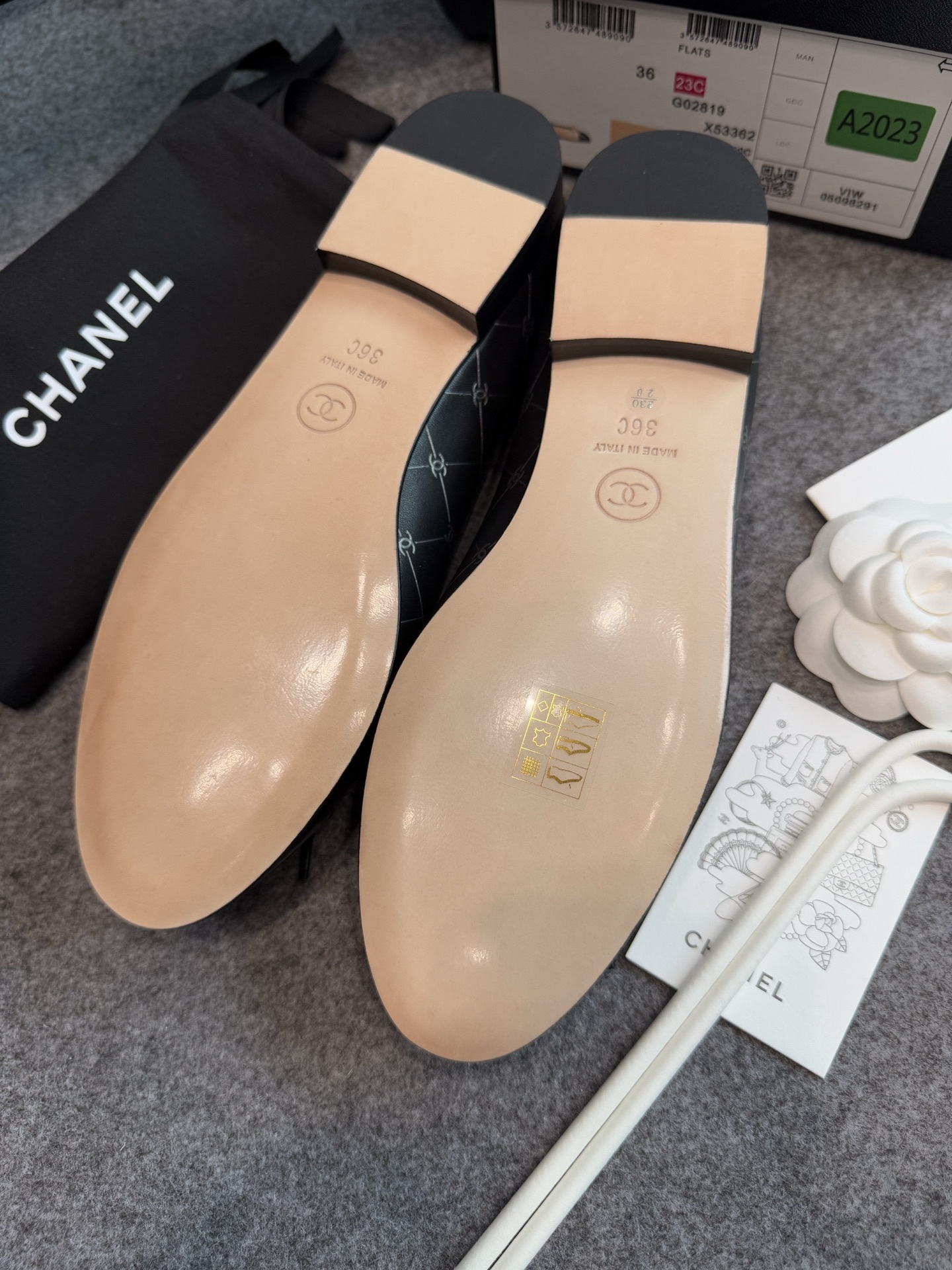A pair of black Chanel quilted ballerina flats with patent leather toe caps and silver logo script detailing. - Hình 13