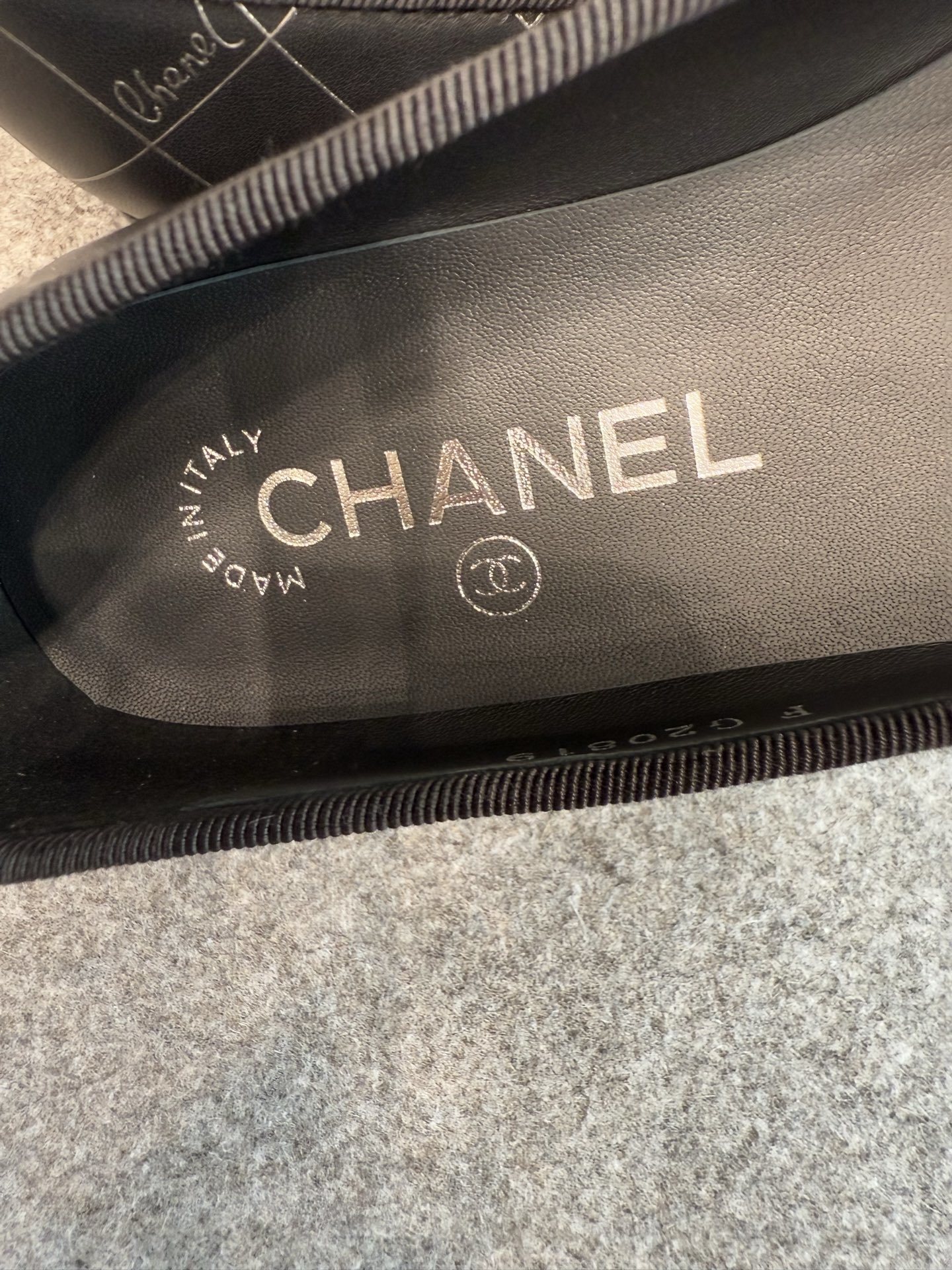 A pair of black Chanel quilted ballerina flats with patent leather toe caps and silver logo script detailing. - Hình 12