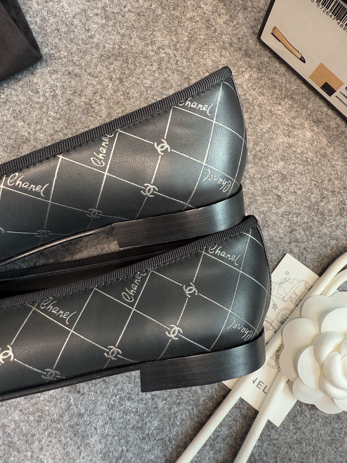 A pair of black Chanel quilted ballerina flats with patent leather toe caps and silver logo script detailing. - Hình 11