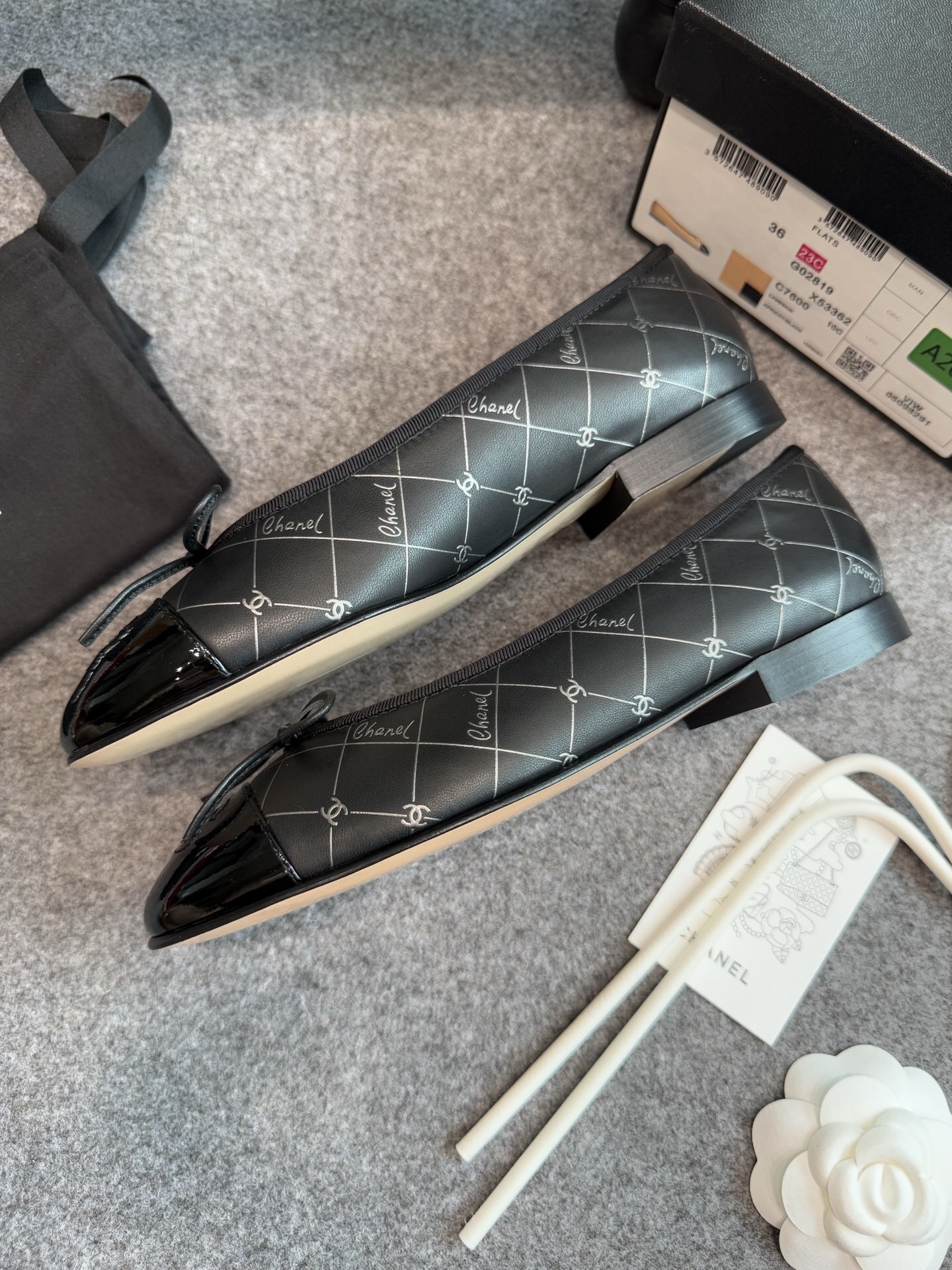 A pair of black Chanel quilted ballerina flats with patent leather toe caps and silver logo script detailing. - Hình 10