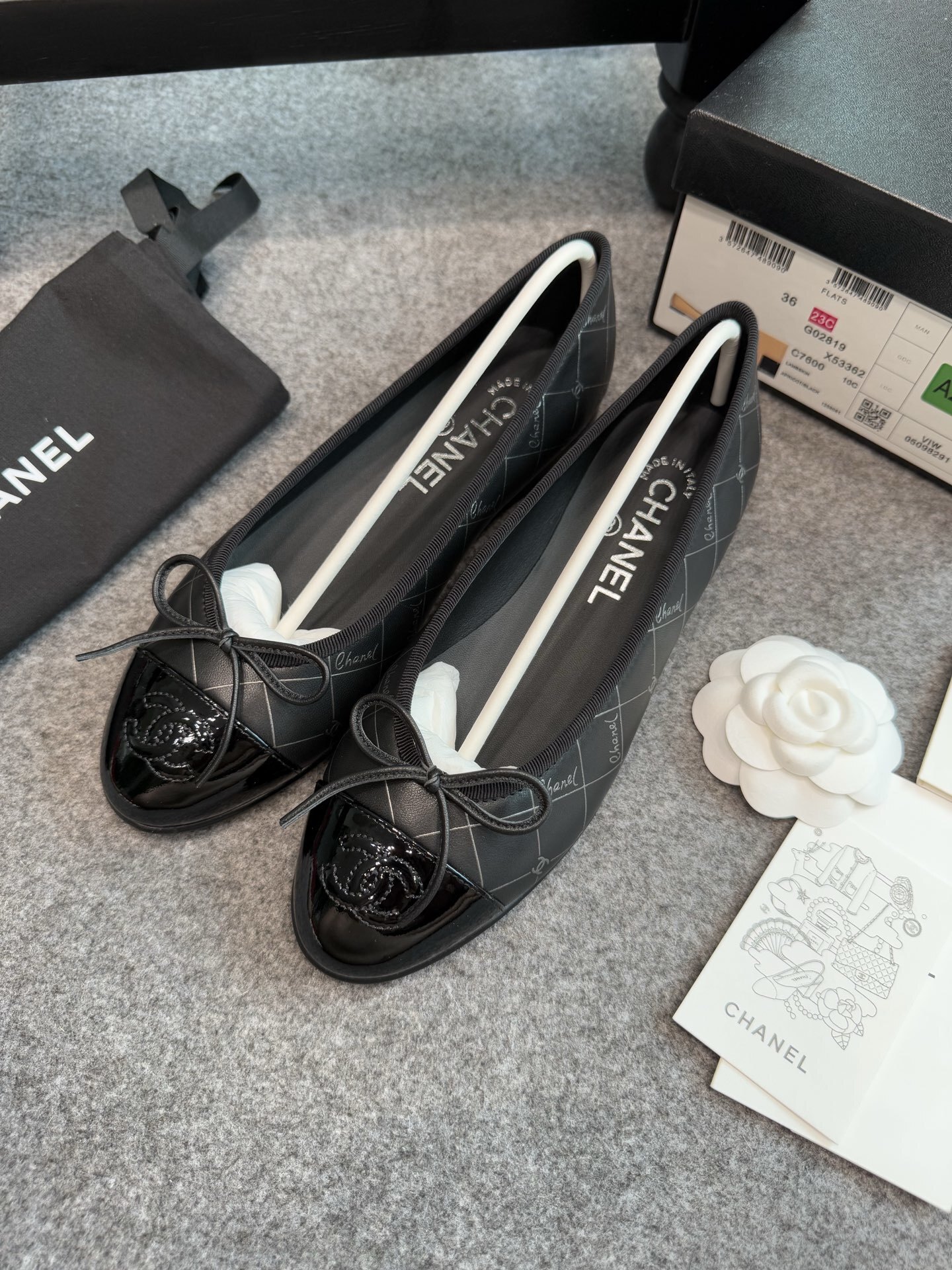 A pair of black Chanel quilted ballerina flats with patent leather toe caps and silver logo script detailing. - Hình 9