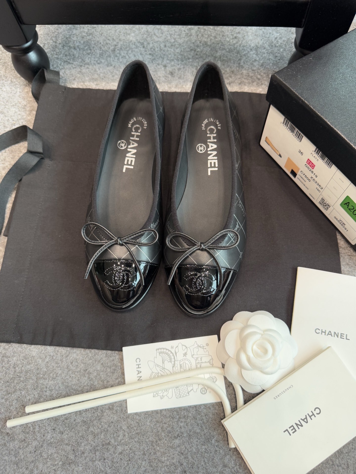 A pair of black Chanel quilted ballerina flats with patent leather toe caps and silver logo script detailing. - Hình 7