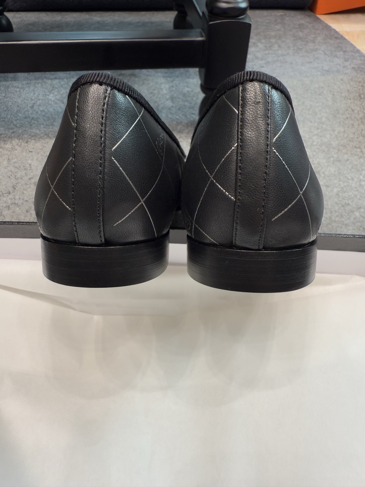 A pair of black Chanel quilted ballerina flats with patent leather toe caps and silver logo script detailing. - Hình 5