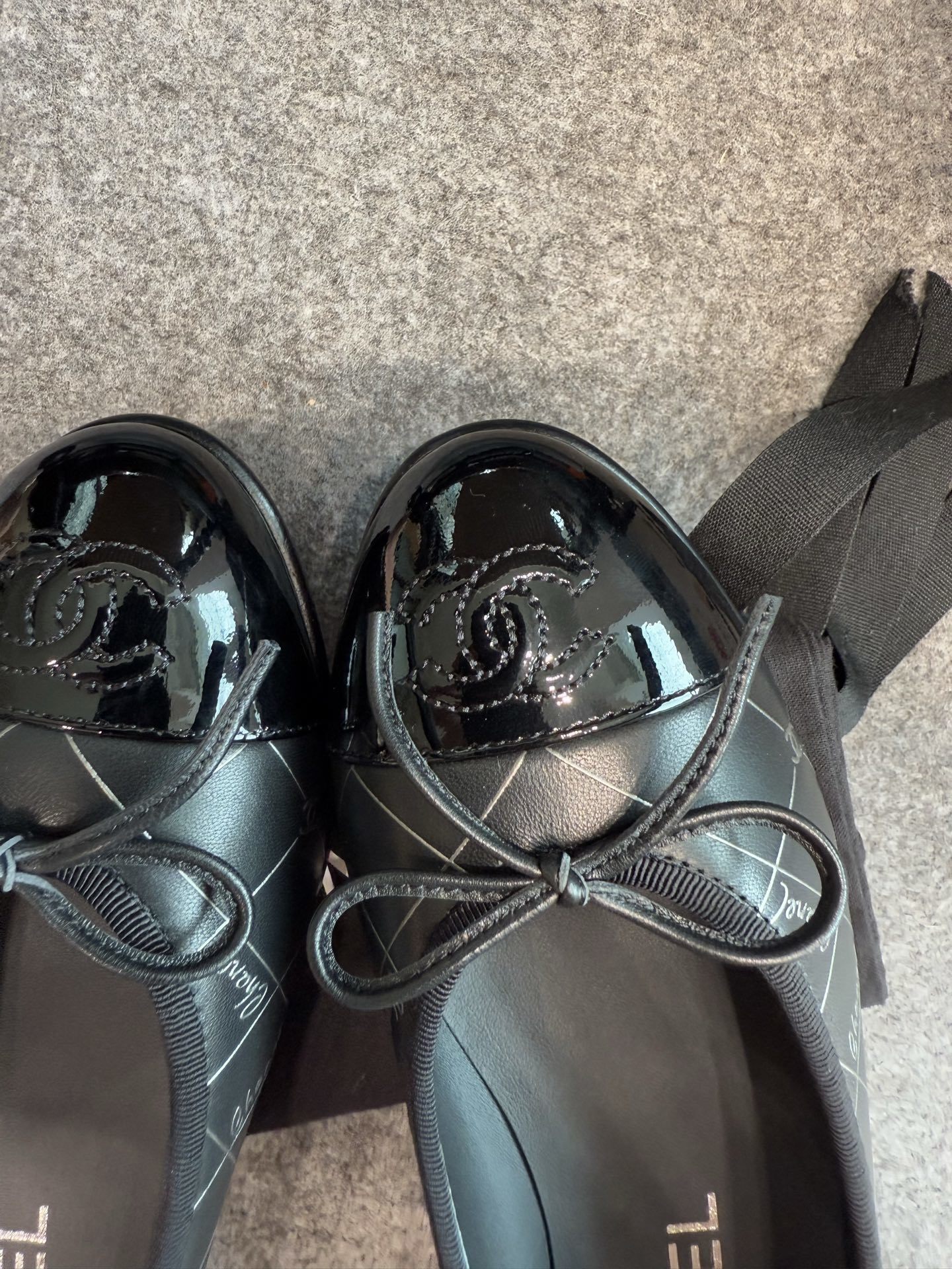 A pair of black Chanel quilted ballerina flats with patent leather toe caps and silver logo script detailing. - Hình 2