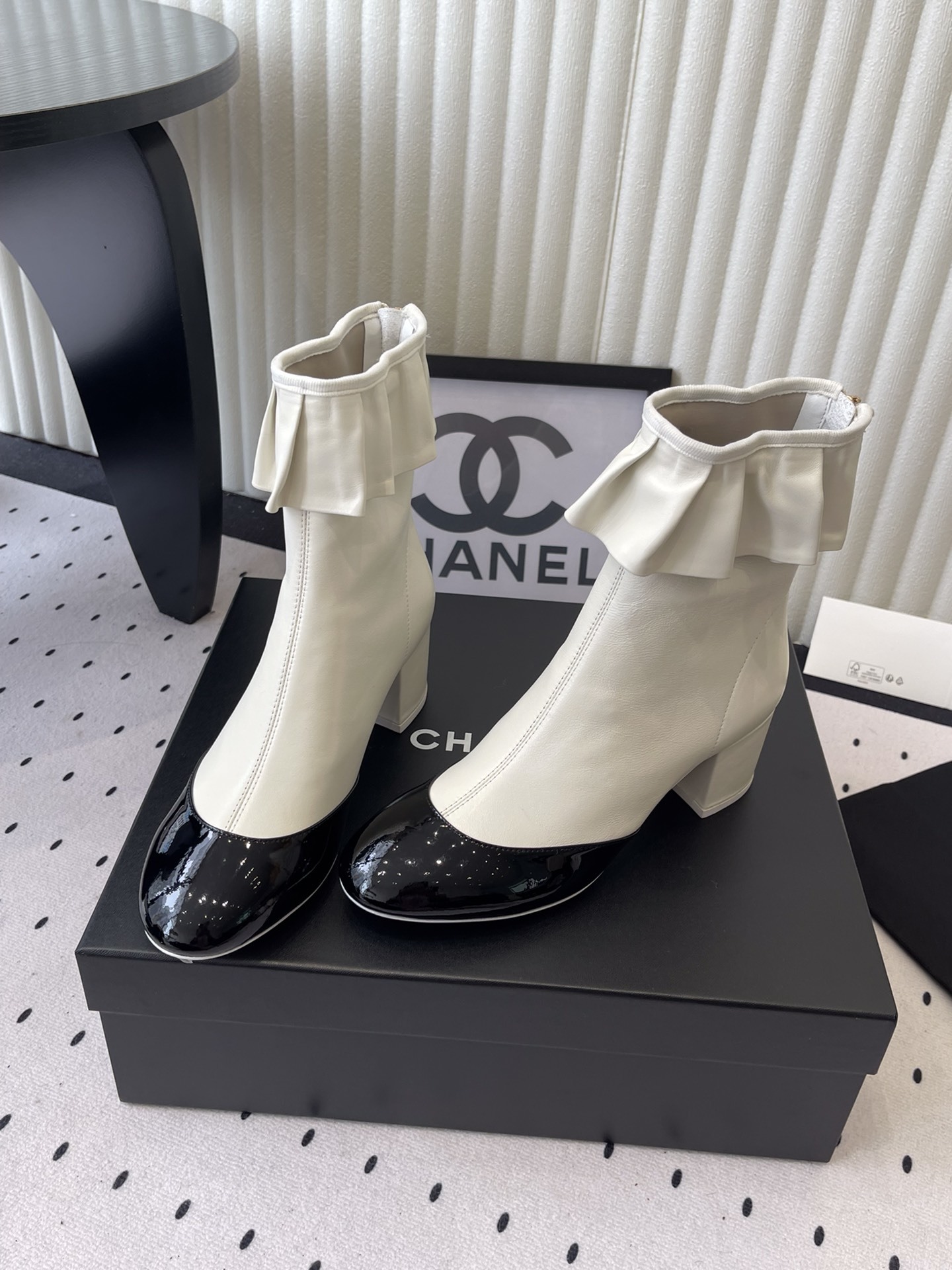 Chanel two-tone white and black leather ankle boots with ruffle collar and block heel on a black box. - Hình 8