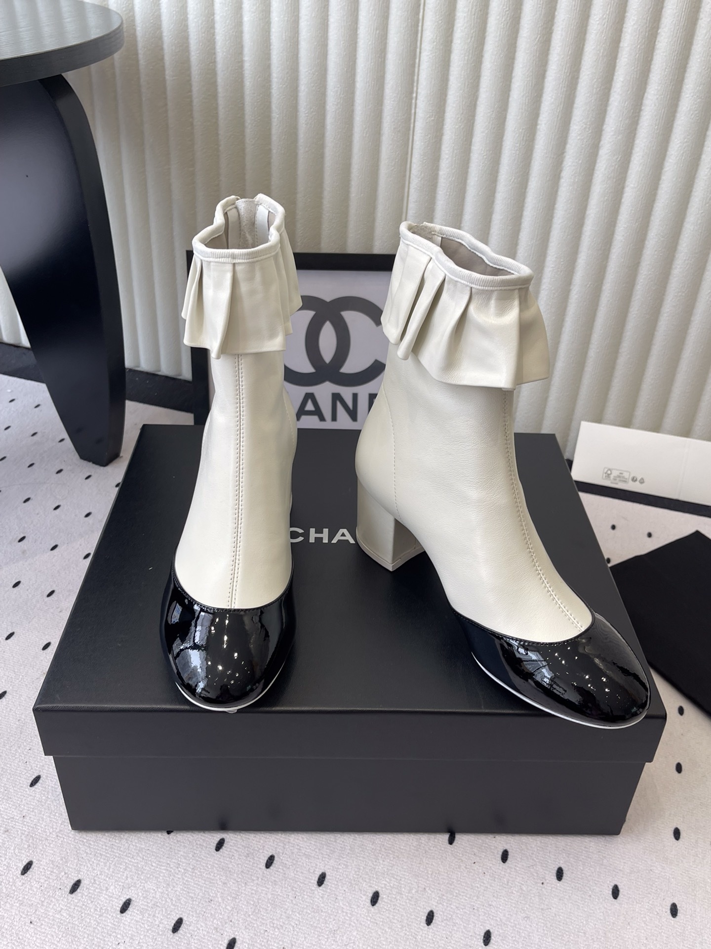 Chanel two-tone white and black leather ankle boots with ruffle collar and block heel on a black box. - Hình 7