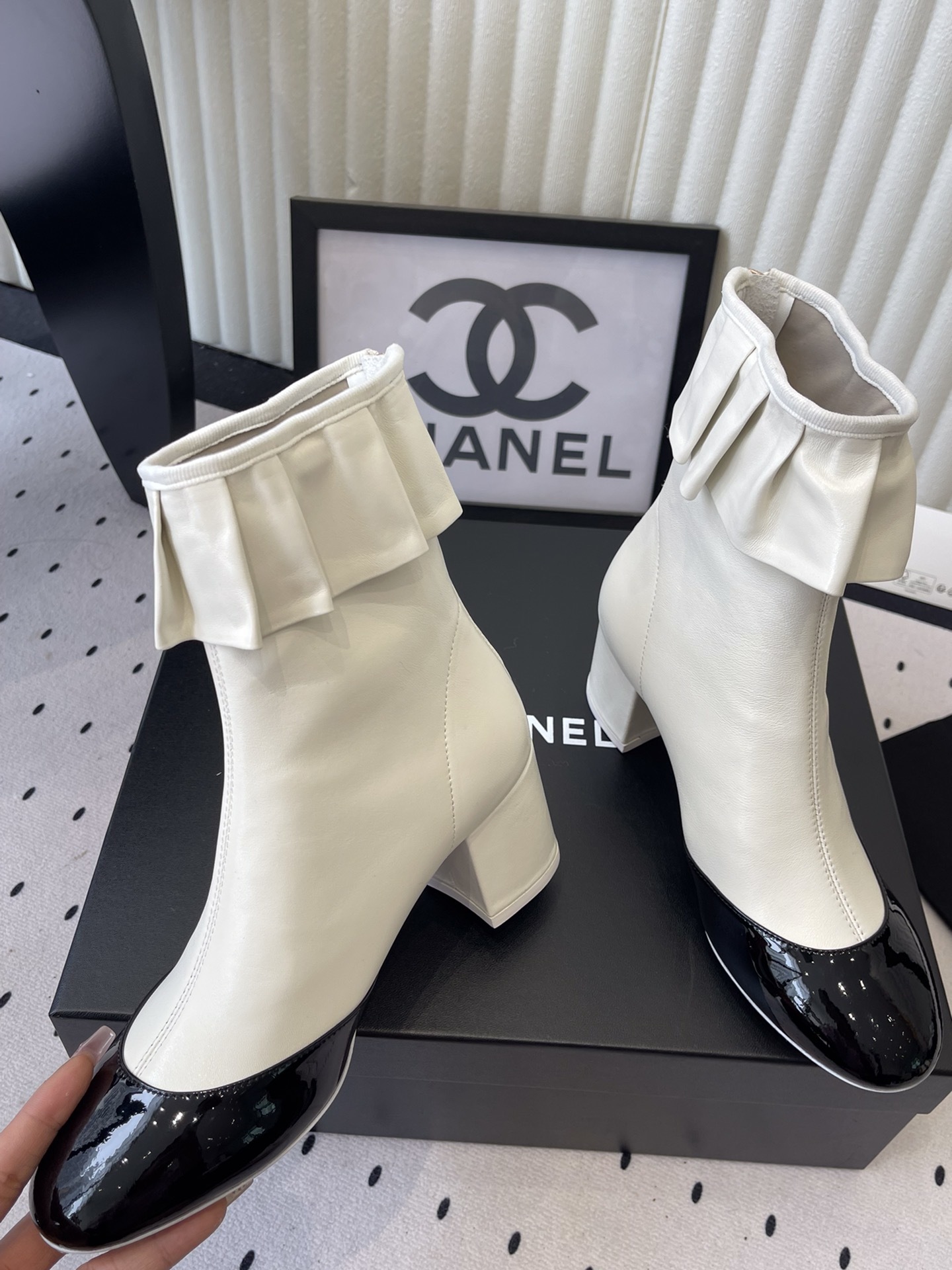 Chanel two-tone white and black leather ankle boots with ruffle collar and block heel on a black box. - Hình 5