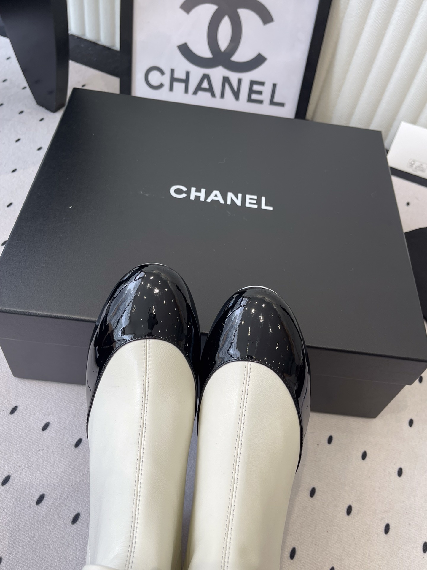 Chanel two-tone white and black leather ankle boots with ruffle collar and block heel on a black box. - Hình 4