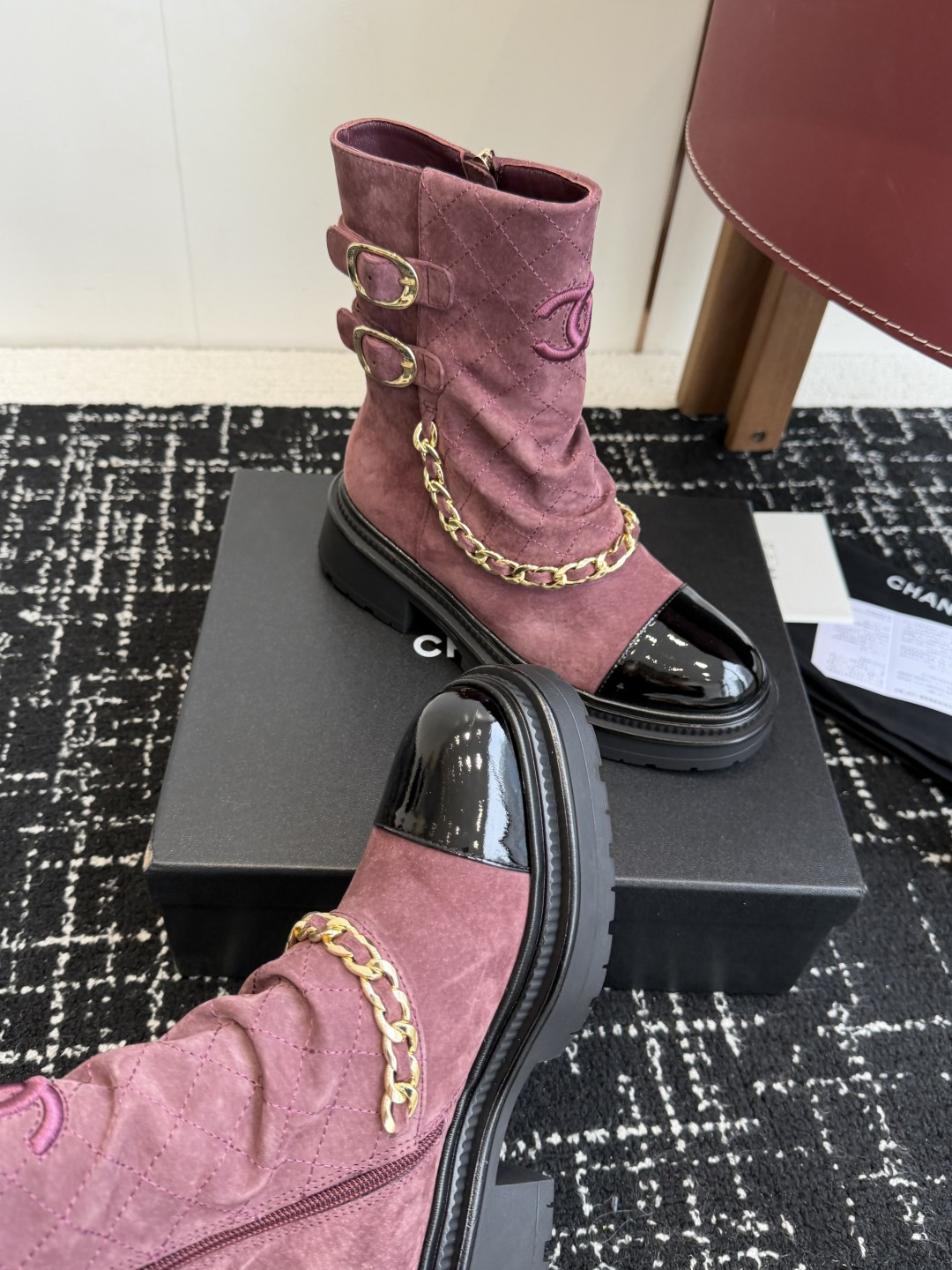 Luxury Chanel burgundy quilted suede ankle boots with black patent toe cap and decorative gold chain - Hình 7