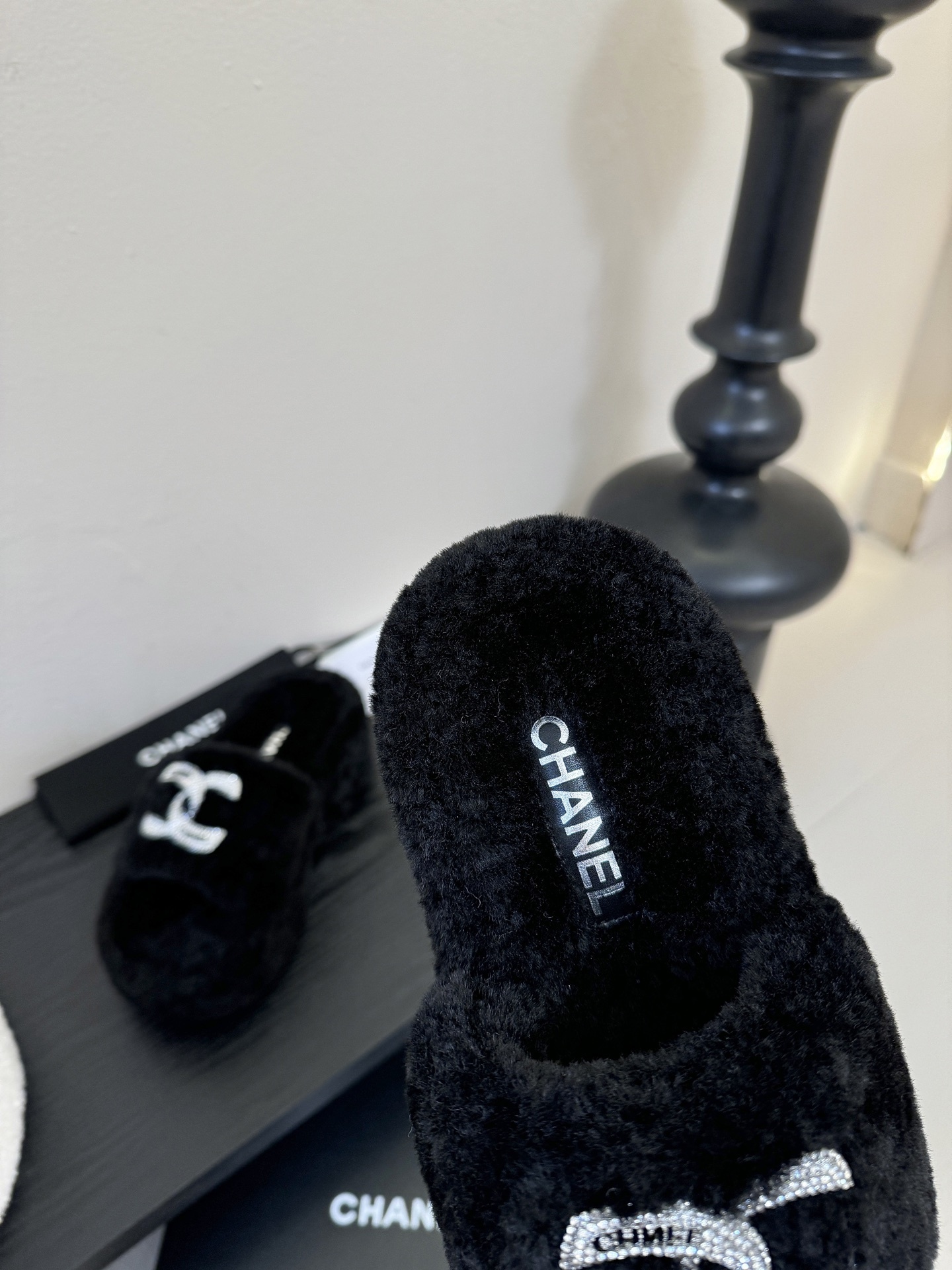 Luxury black Chanel shearling platform slides featuring crystal-embellished CC logos displayed with original packaging. - Hình 8