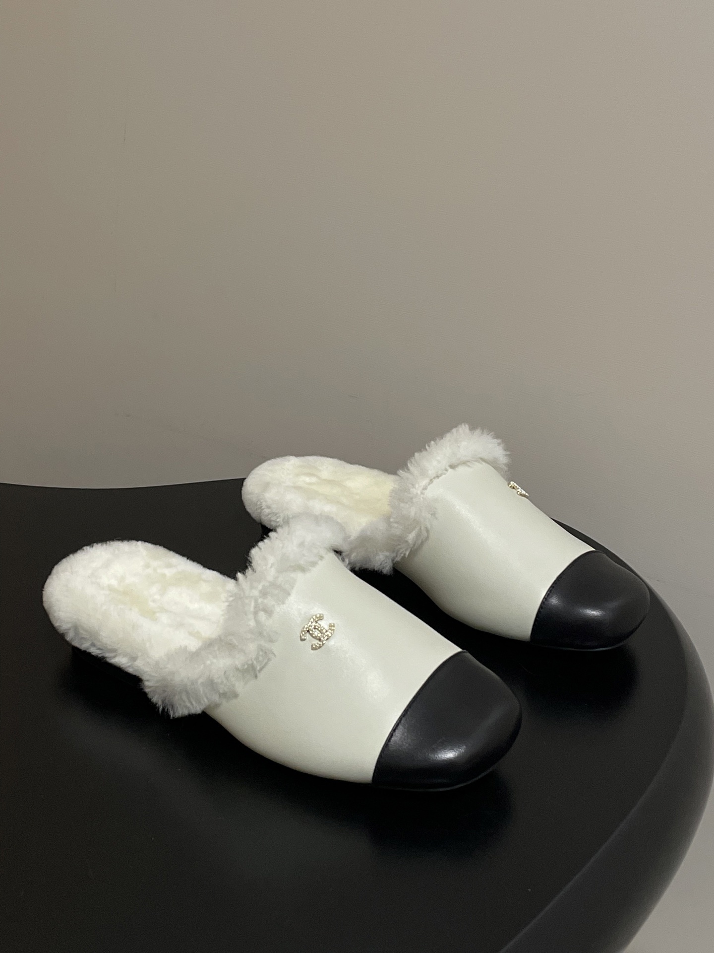 Elegant Two-Tone Leather Mules with Faux Fur Lining & Gold Detail