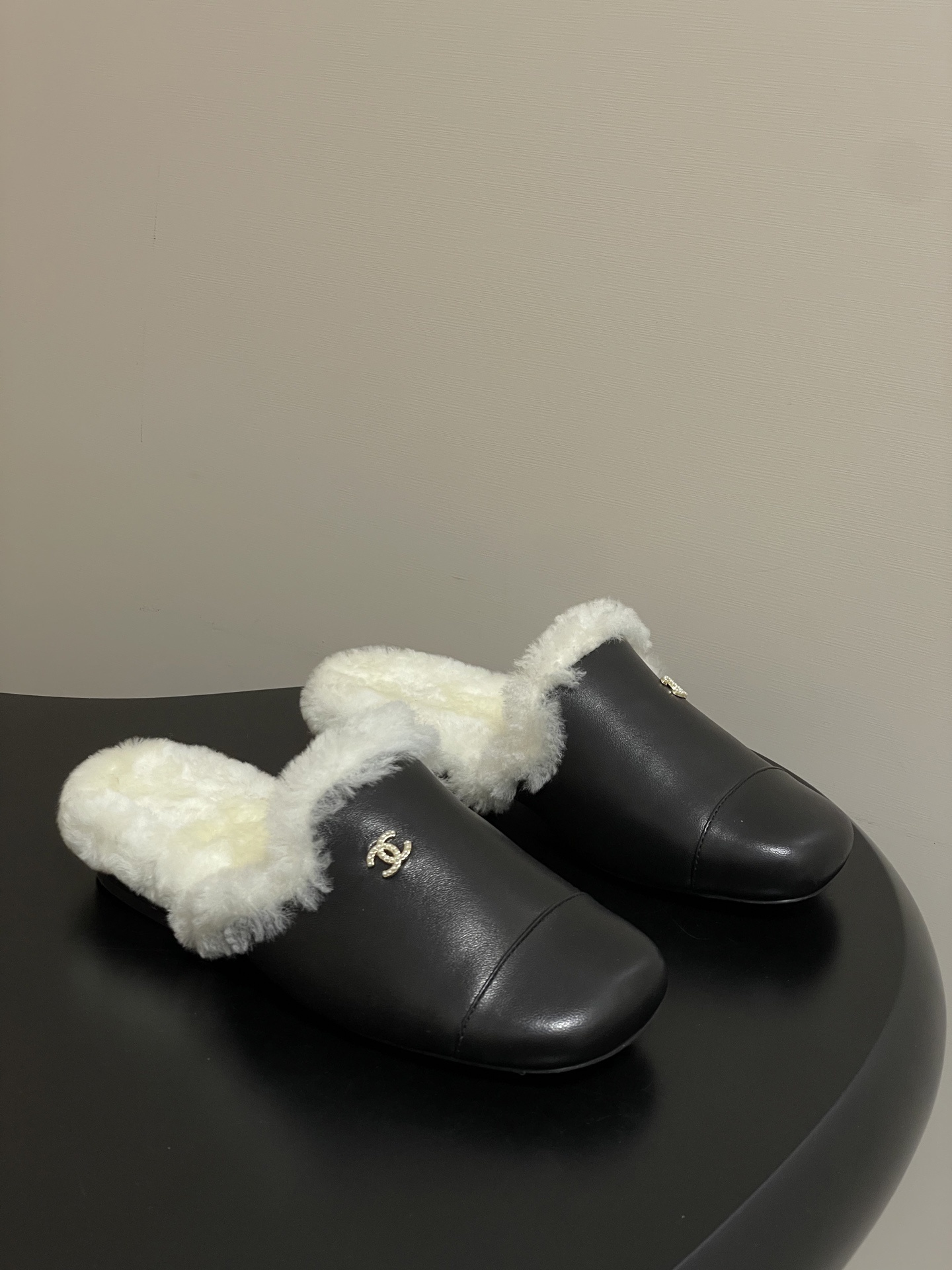Premium Black Leather Shearling Mules – Elegant Women’s Slippers
