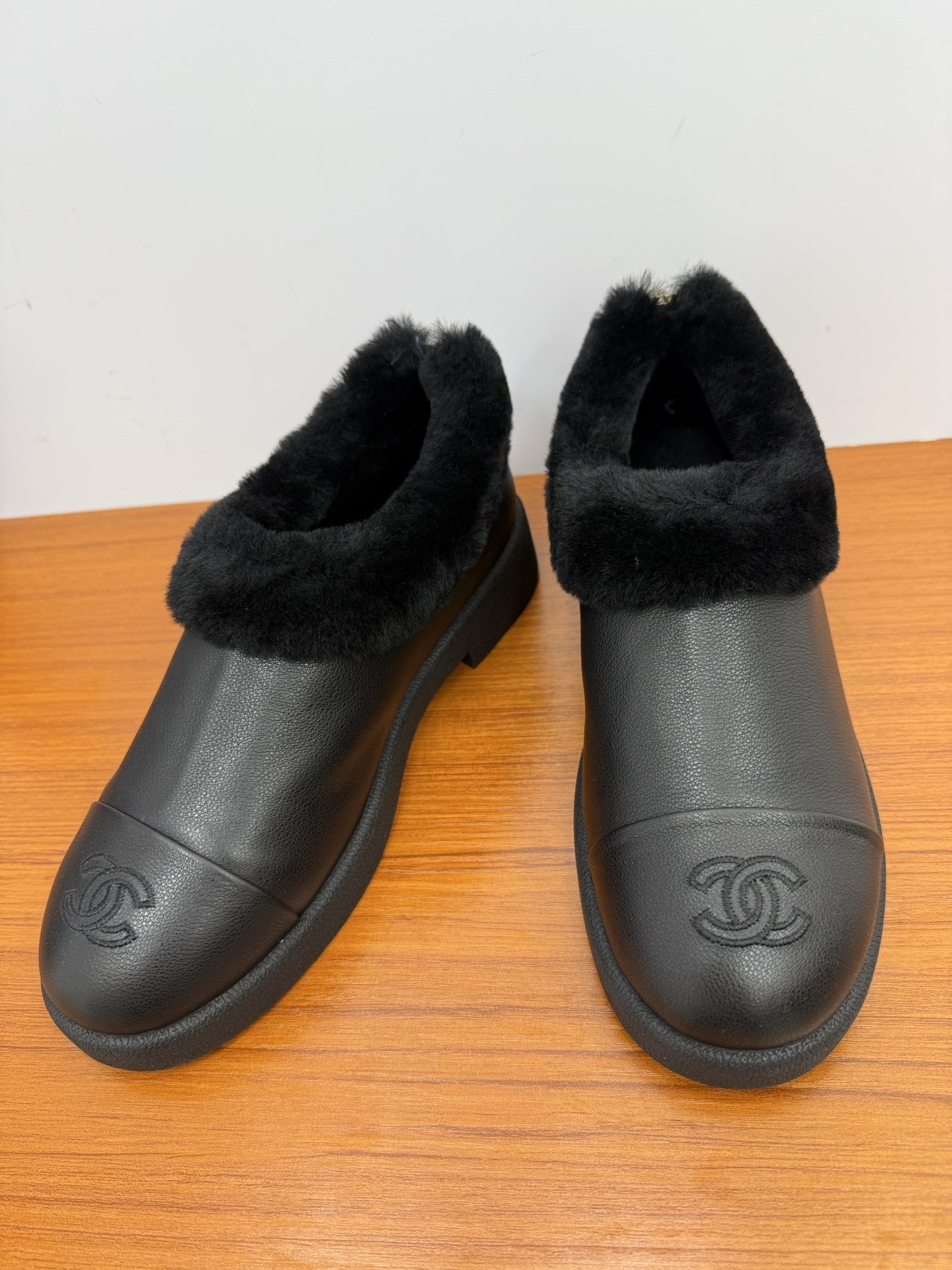 Pair of black leather women's mules with thick black fur lining and embroidered CC logo on the toe - Hình 7