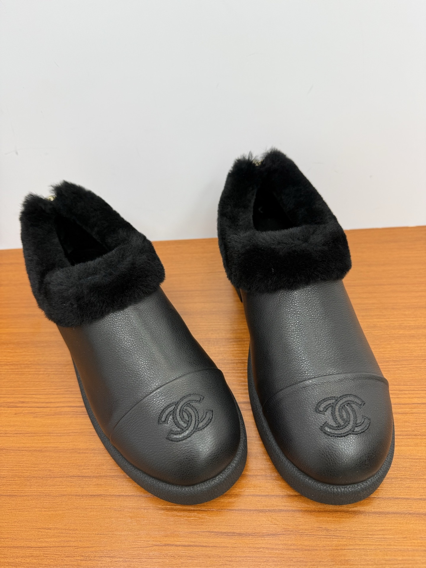 Pair of black leather women's mules with thick black fur lining and embroidered CC logo on the toe - Hình 5