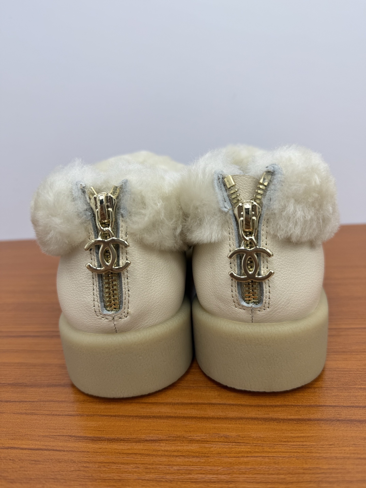 Pair of white and black luxury leather loafers with white fur lining and embossed logo on toe cap - Hình 8